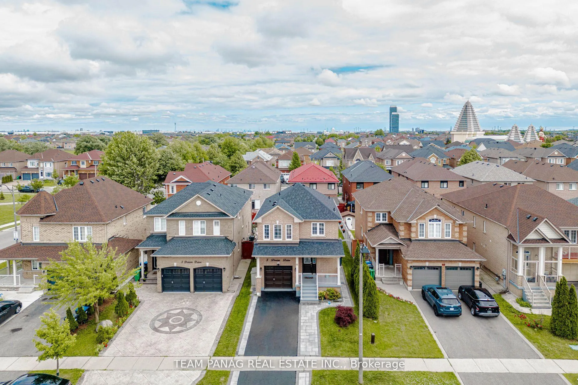 Photo 4 of 5 Denim Drive, Brampton, Bram East — HOMEH