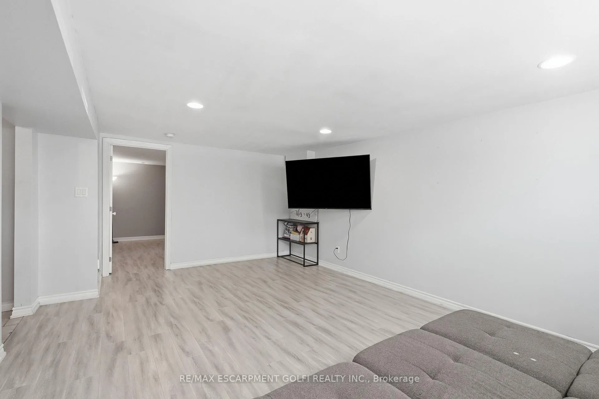 Photo 21 of 33 Debora Drive, Grimsby, Grimsby East — HOMEH