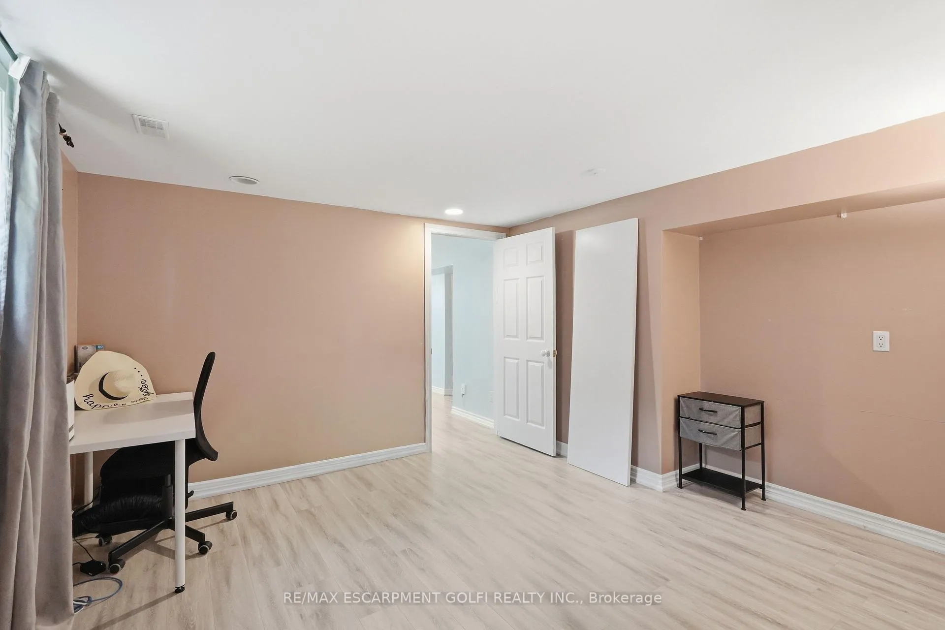 Photo 22 of 33 Debora Drive, Grimsby, Grimsby East — HOMEH