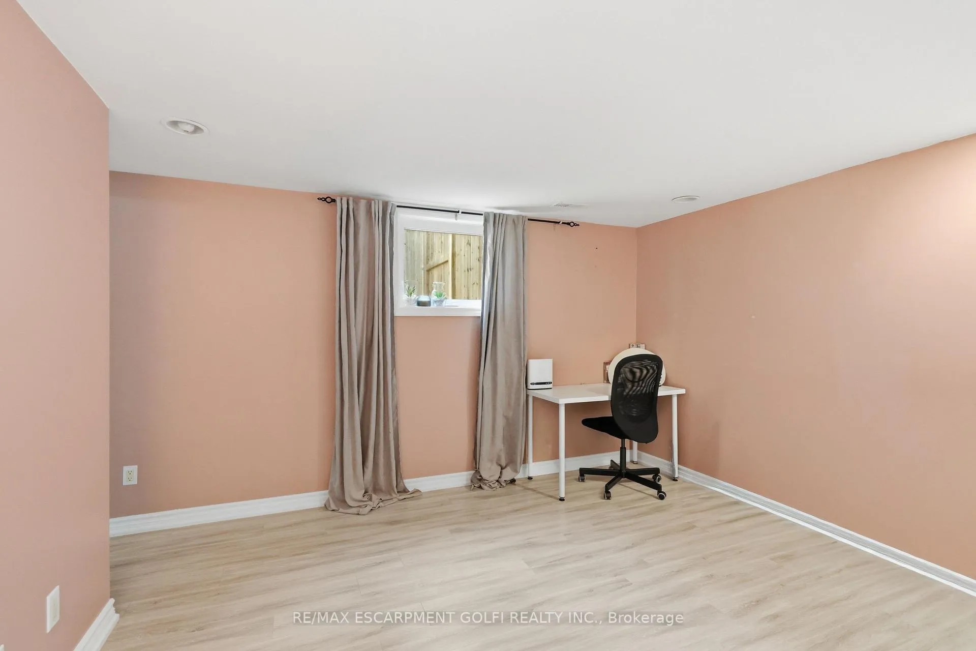 Photo 23 of 33 Debora Drive, Grimsby, Grimsby East — HOMEH
