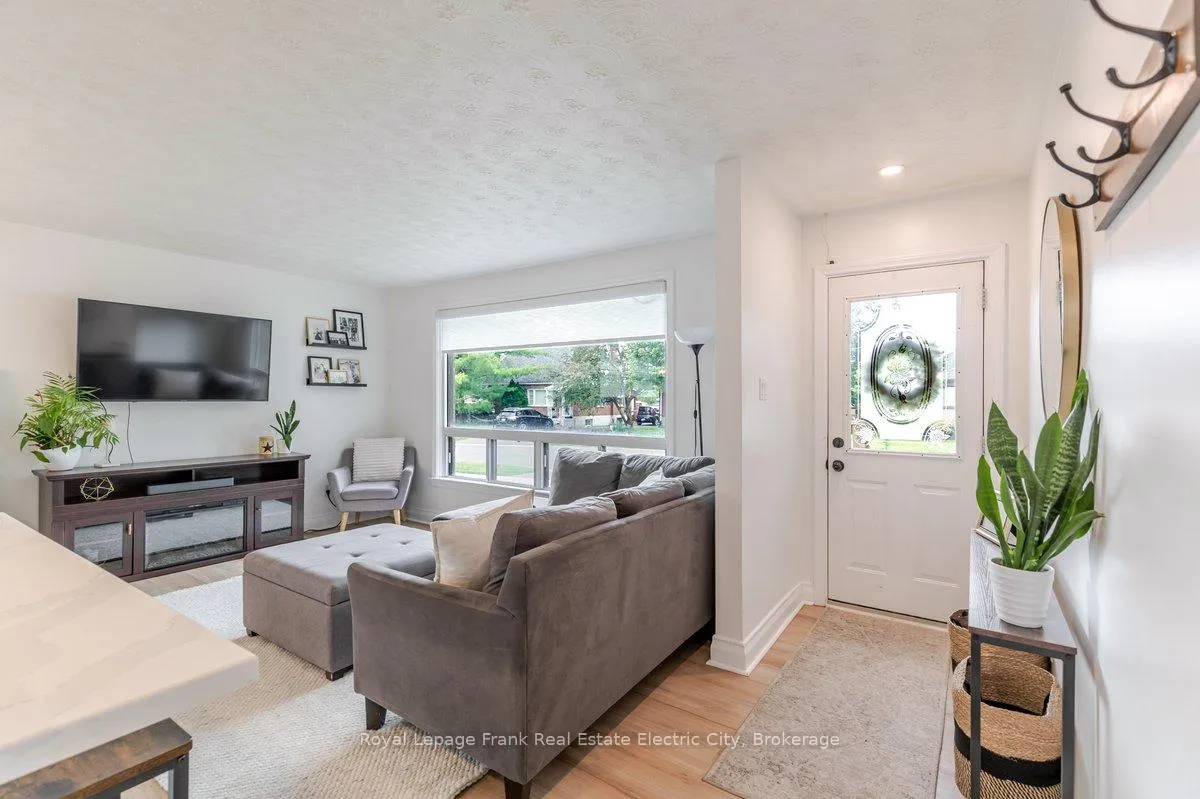 Photo 3 of 642 Bellaire Street, Peterborough, Otonabee Ward 1 — HOMEH