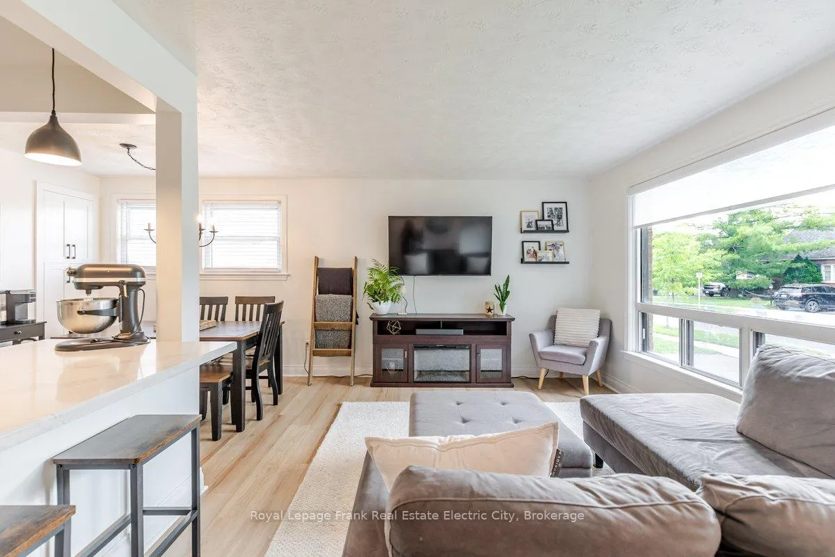 Photo 5 of 642 Bellaire Street, Peterborough, Otonabee Ward 1 — HOMEH