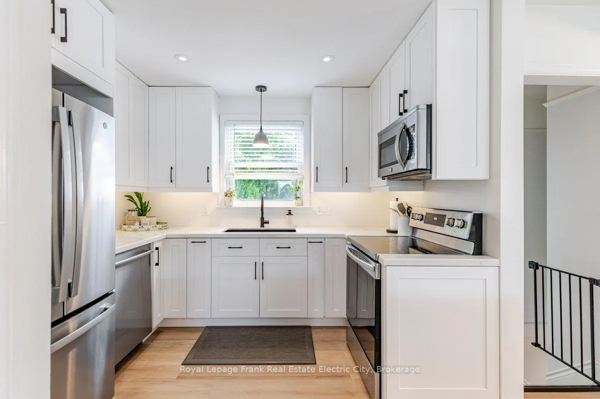 Photo 9 of 642 Bellaire Street, Peterborough, Otonabee Ward 1 — HOMEH
