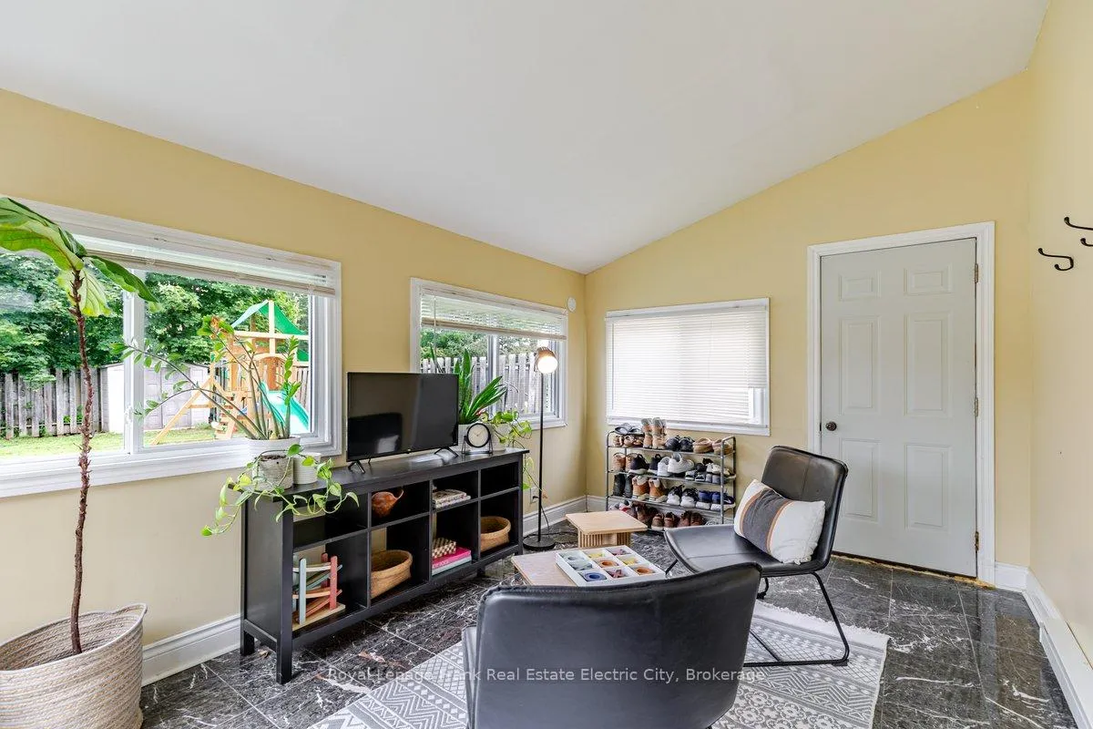 Photo 32 of 642 Bellaire Street, Peterborough, Otonabee Ward 1 — HOMEH