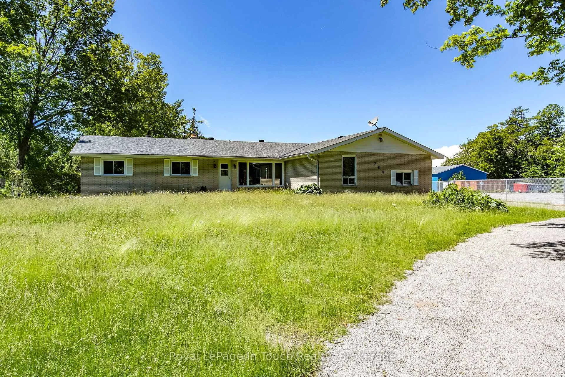 Photo 2 of 740 Balm Beach Road E, Midland — HOMEH