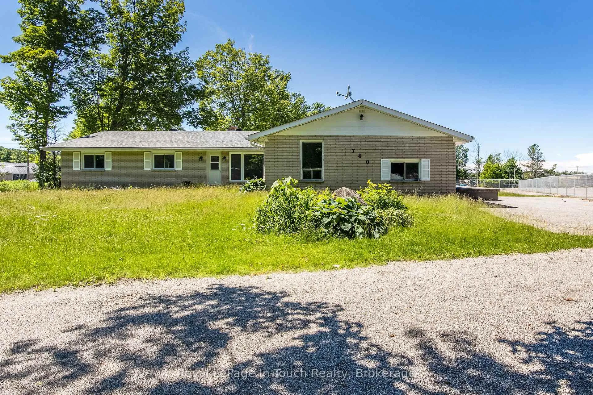 Photo 3 of 740 Balm Beach Road E, Midland — HOMEH