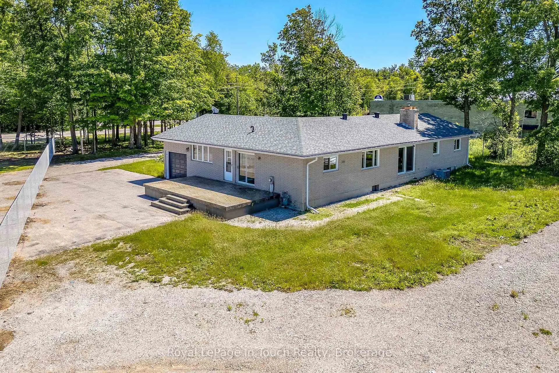 Photo 5 of 740 Balm Beach Road E, Midland — HOMEH