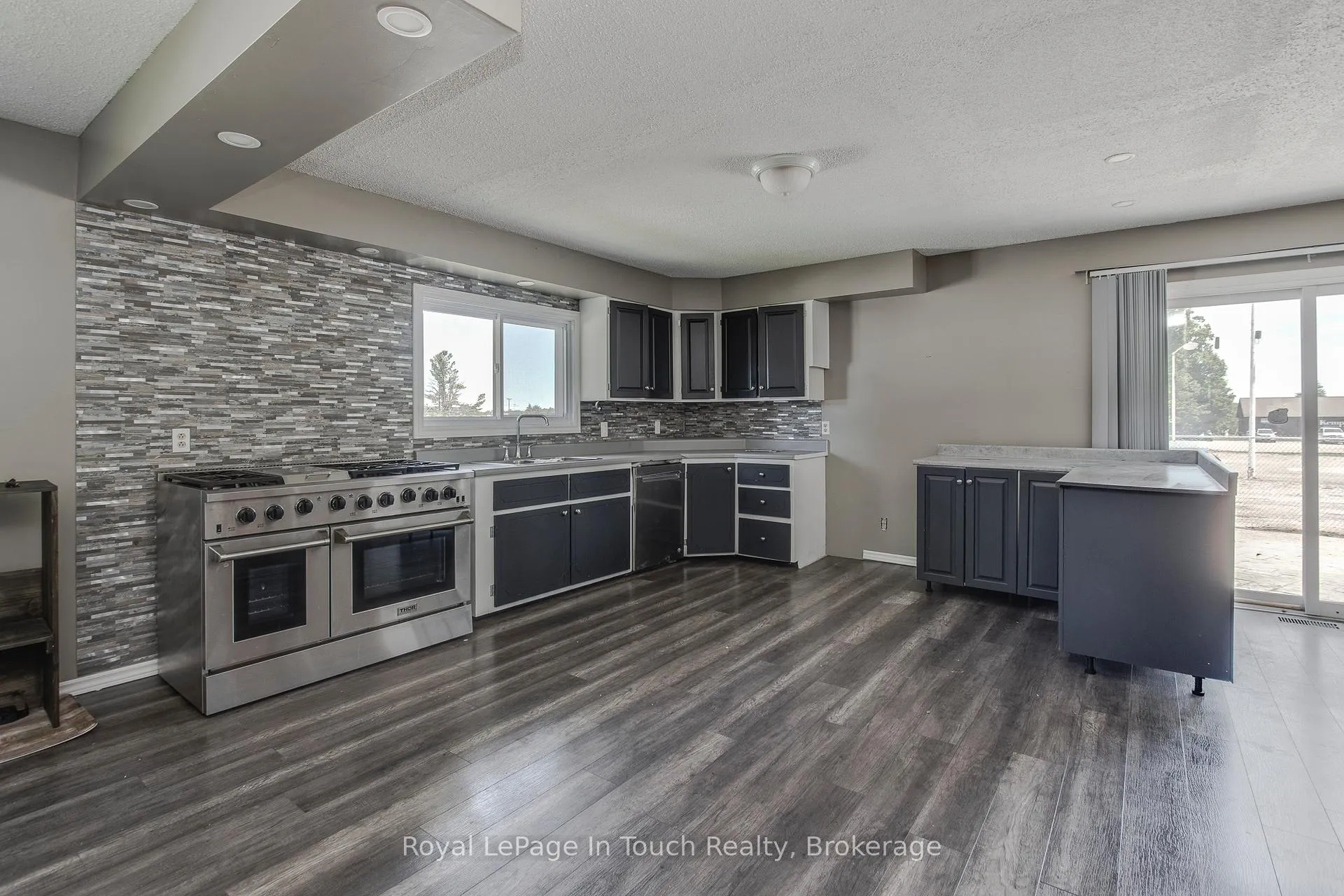 Photo 8 of 740 Balm Beach Road E, Midland — HOMEH