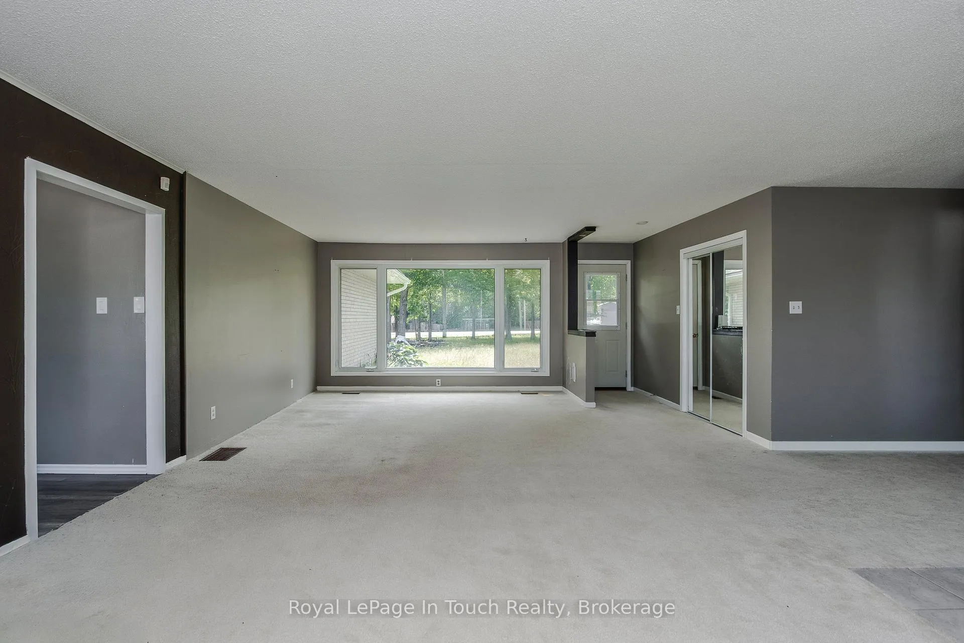 Photo 14 of 740 Balm Beach Road E, Midland — HOMEH