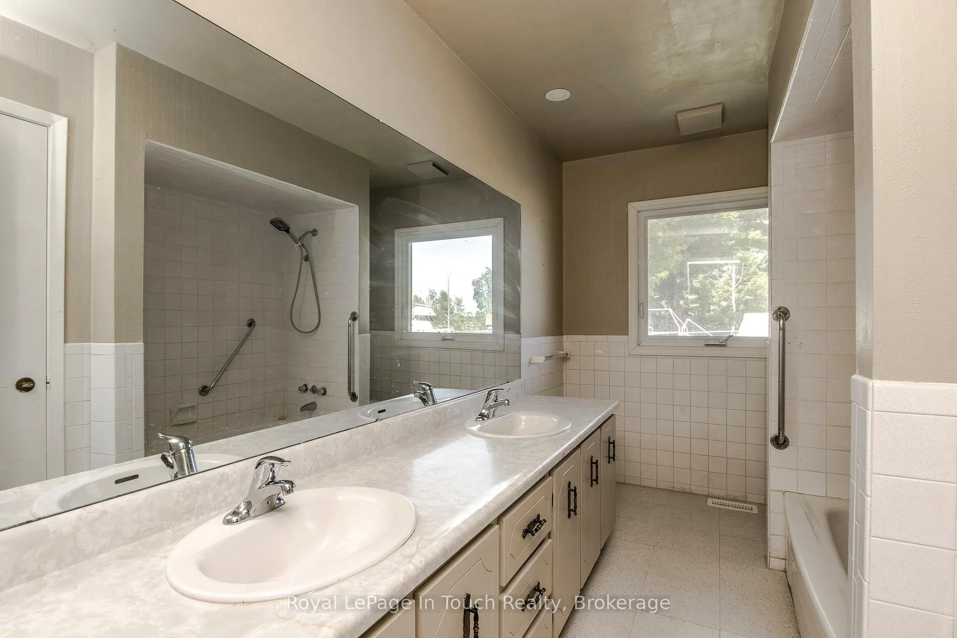 Photo 20 of 740 Balm Beach Road E, Midland — HOMEH