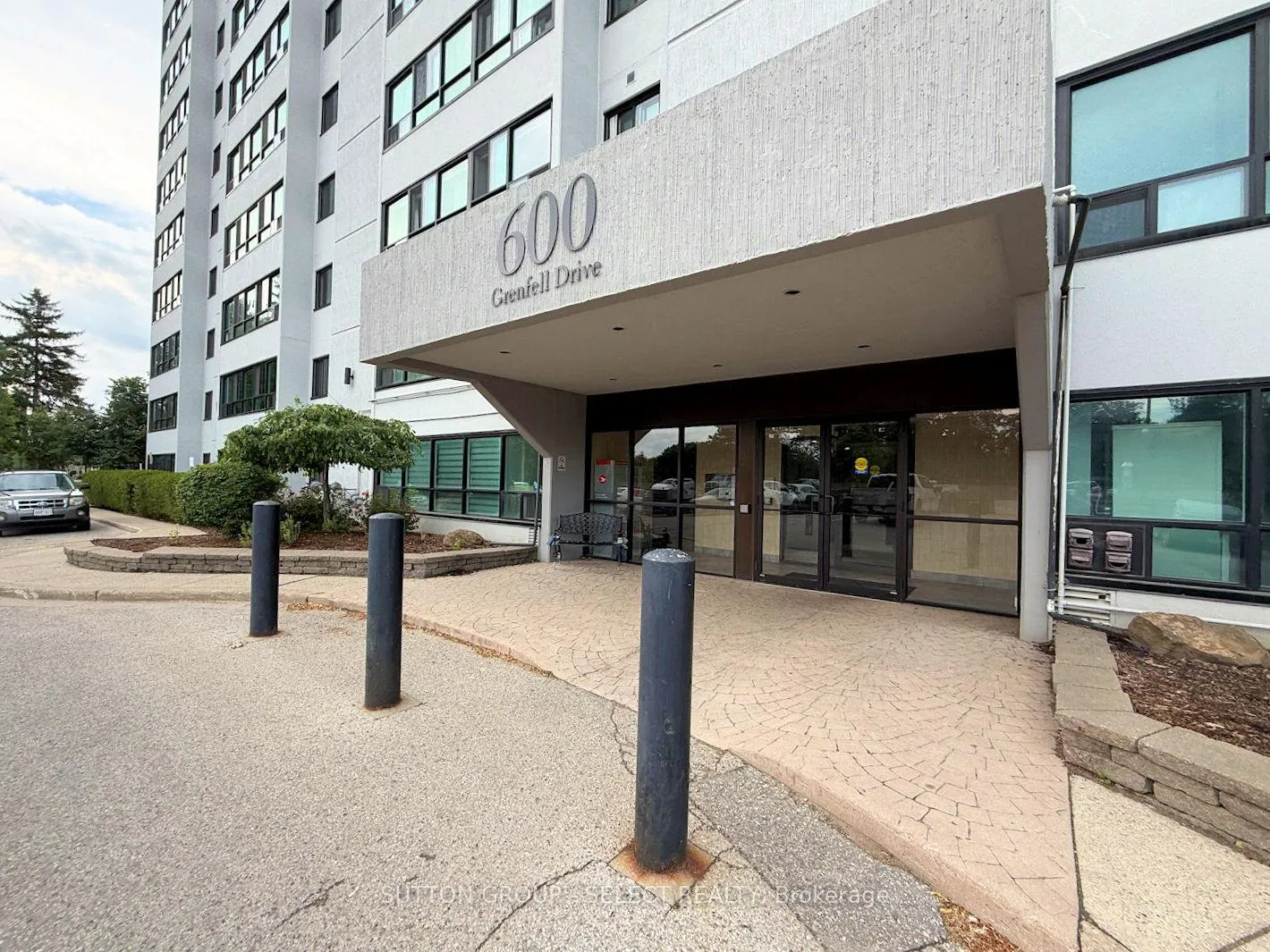 Photo 2 of Unit 810, 600 Grenfell Drive, London, North C — HOMEH