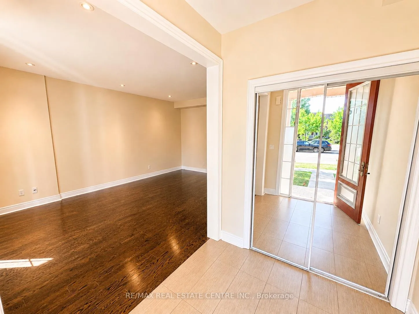 Photo 2 of 2491 Postmaster Drive, Oakville, Westmount — HOMEH