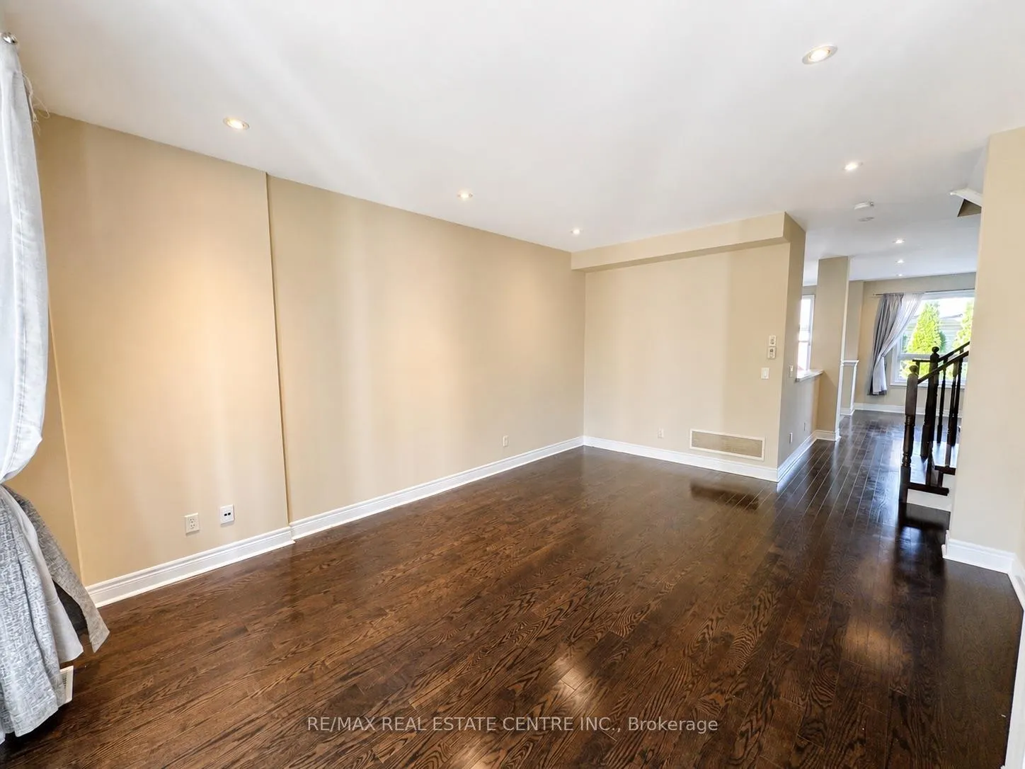 Photo 3 of 2491 Postmaster Drive, Oakville, Westmount — HOMEH