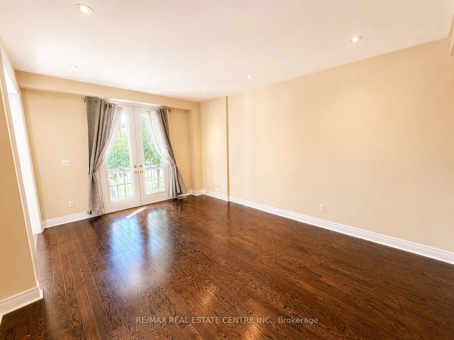 Photo 5 of 2491 Postmaster Drive, Oakville, Westmount — HOMEH
