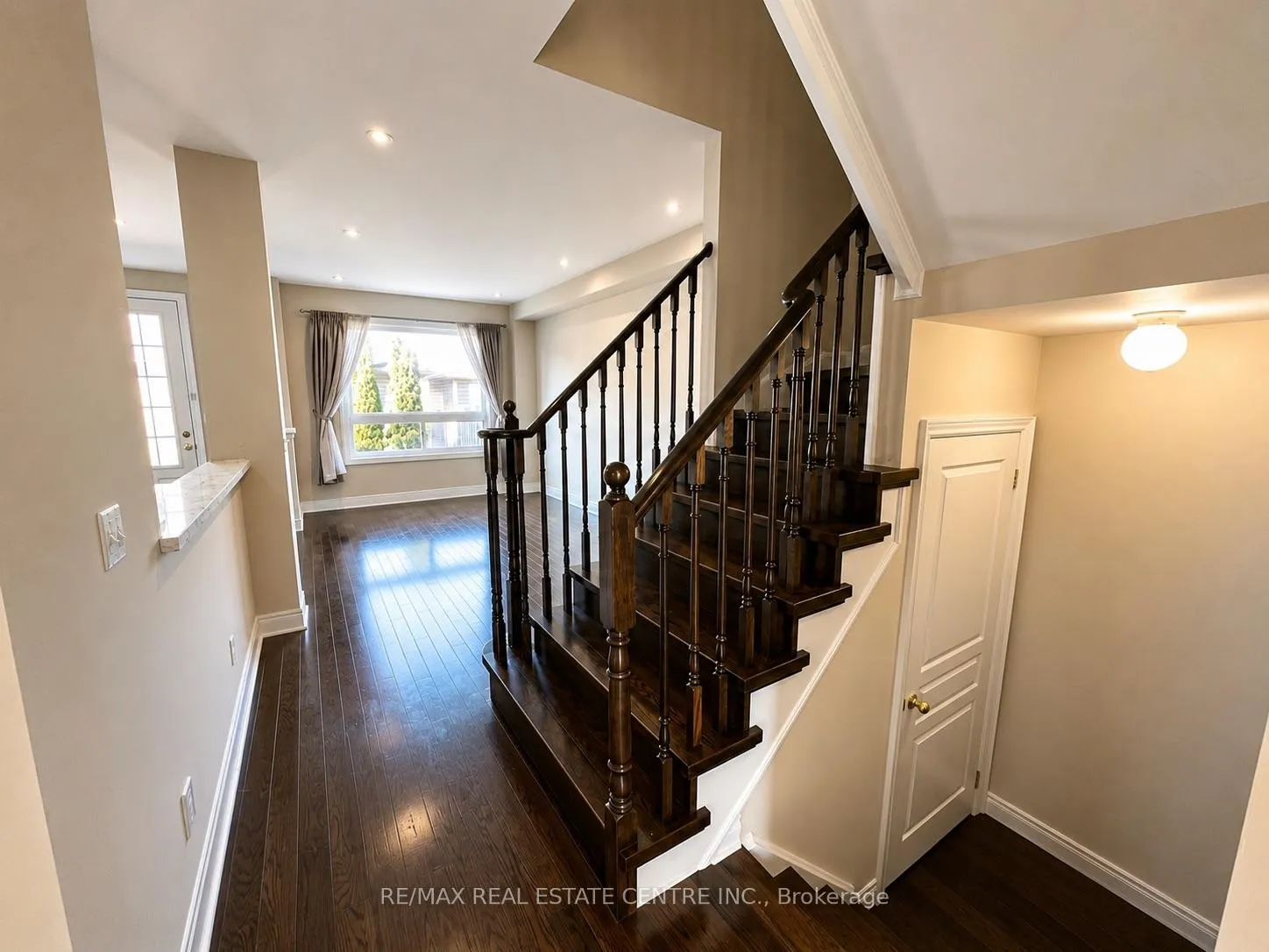 Photo 6 of 2491 Postmaster Drive, Oakville, Westmount — HOMEH