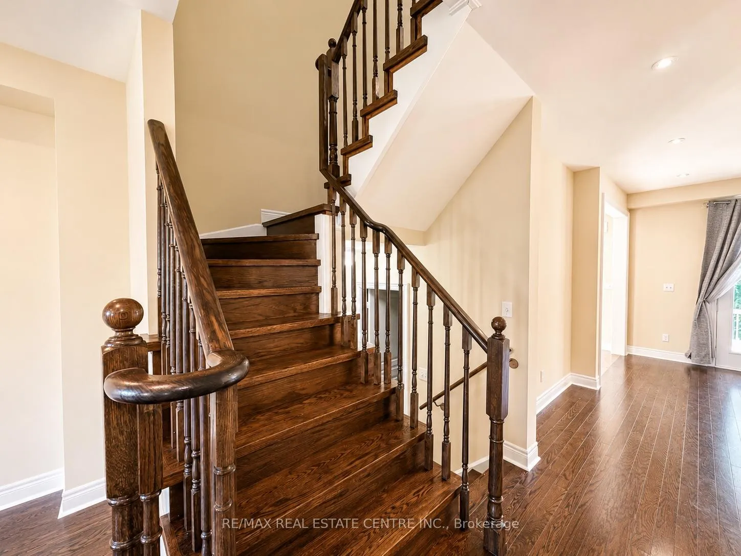 Photo 13 of 2491 Postmaster Drive, Oakville, Westmount — HOMEH