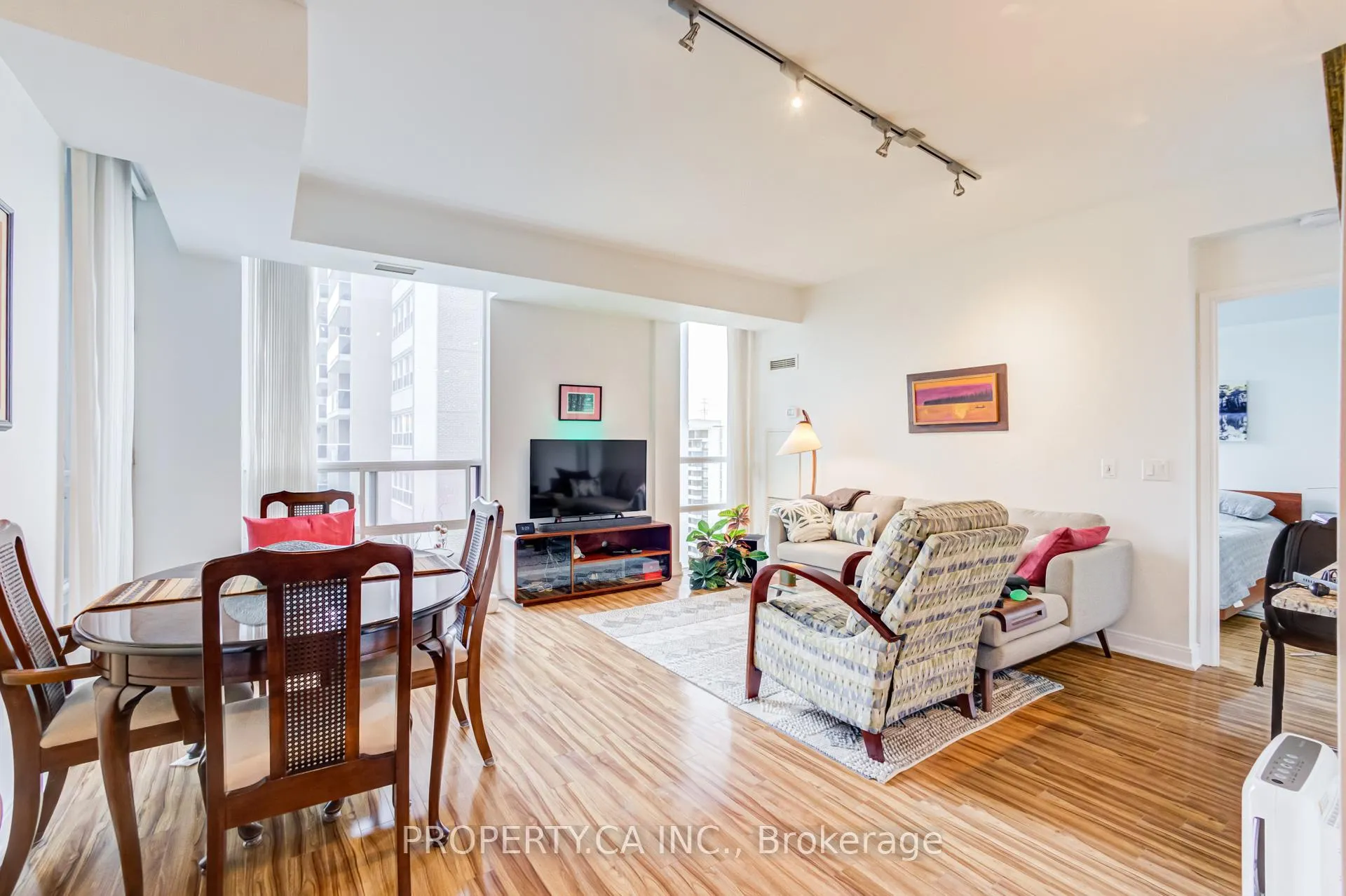 Photo 4 of Unit 1407, 88 Broadway Avenue, Toronto, Mount Pleasant East — HOMEH