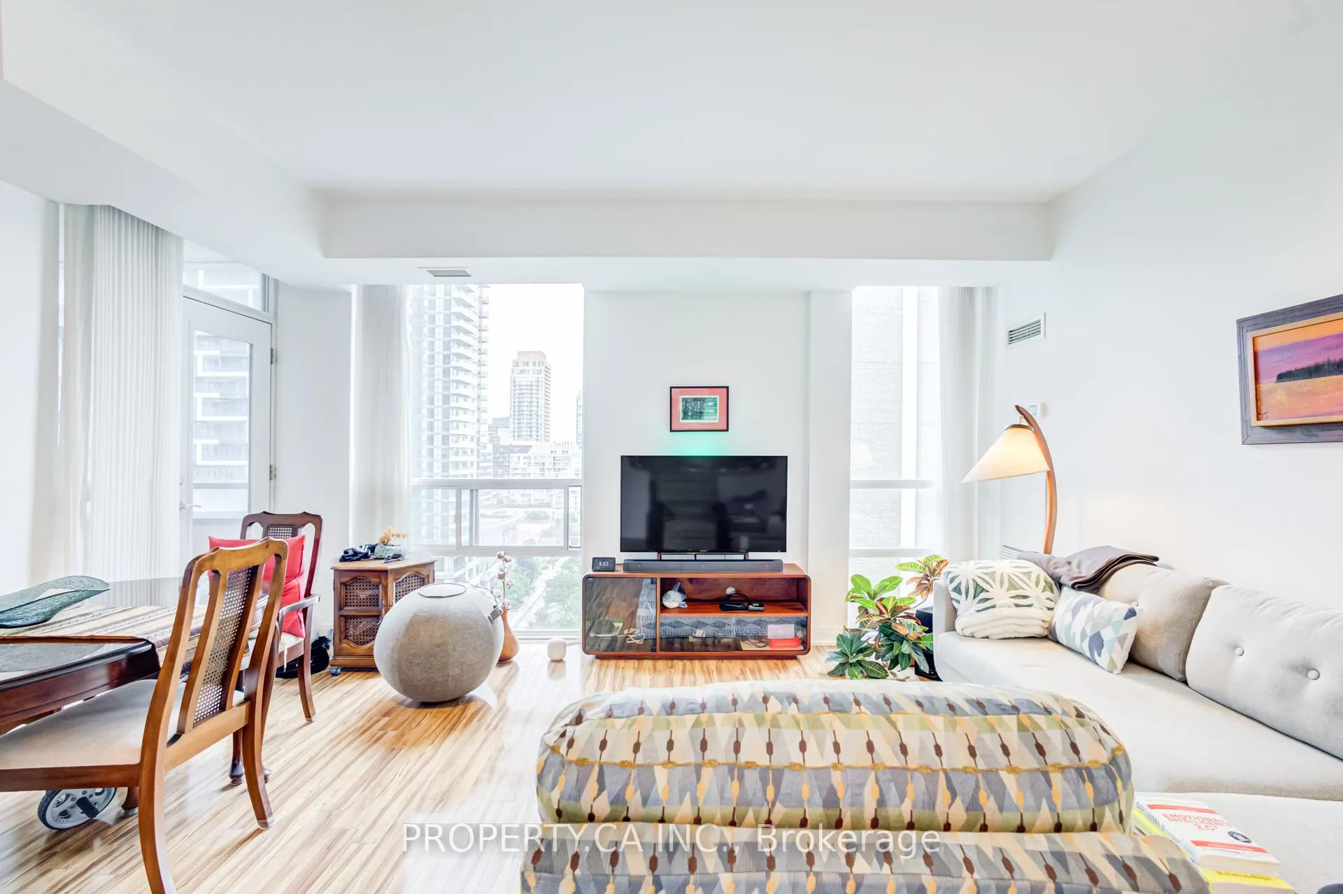 Photo 7 of Unit 1407, 88 Broadway Avenue, Toronto, Mount Pleasant East — HOMEH