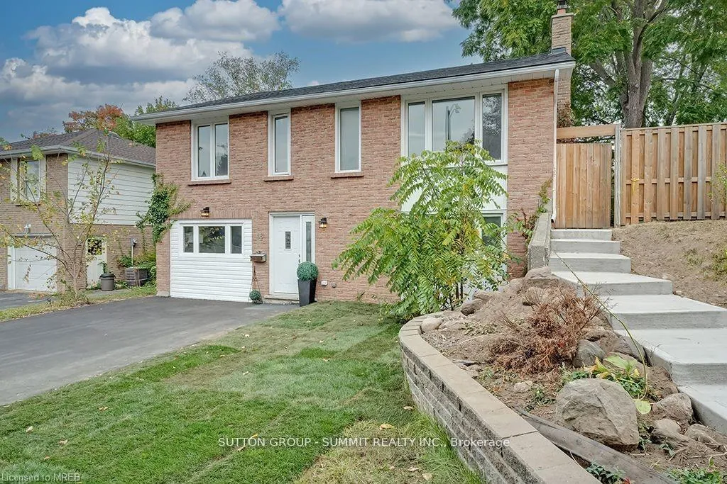 Photo 2 of Unit Upper, 16 Upper Canada Drive, Kitchener, Pioneer Park — HOMEH