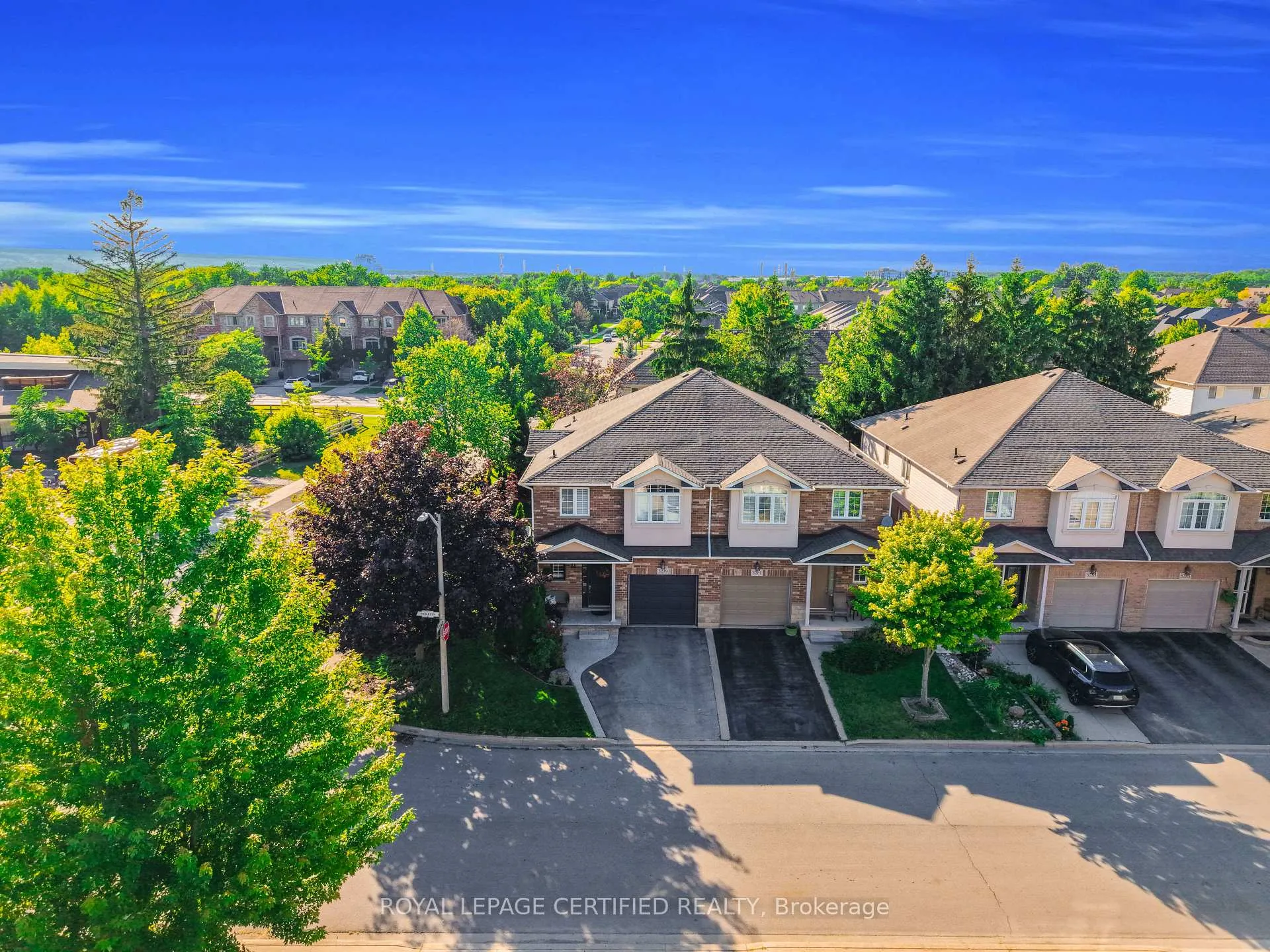 Photo 3 of 5279 Picketts Way, Burlington, Orchard — HOMEH