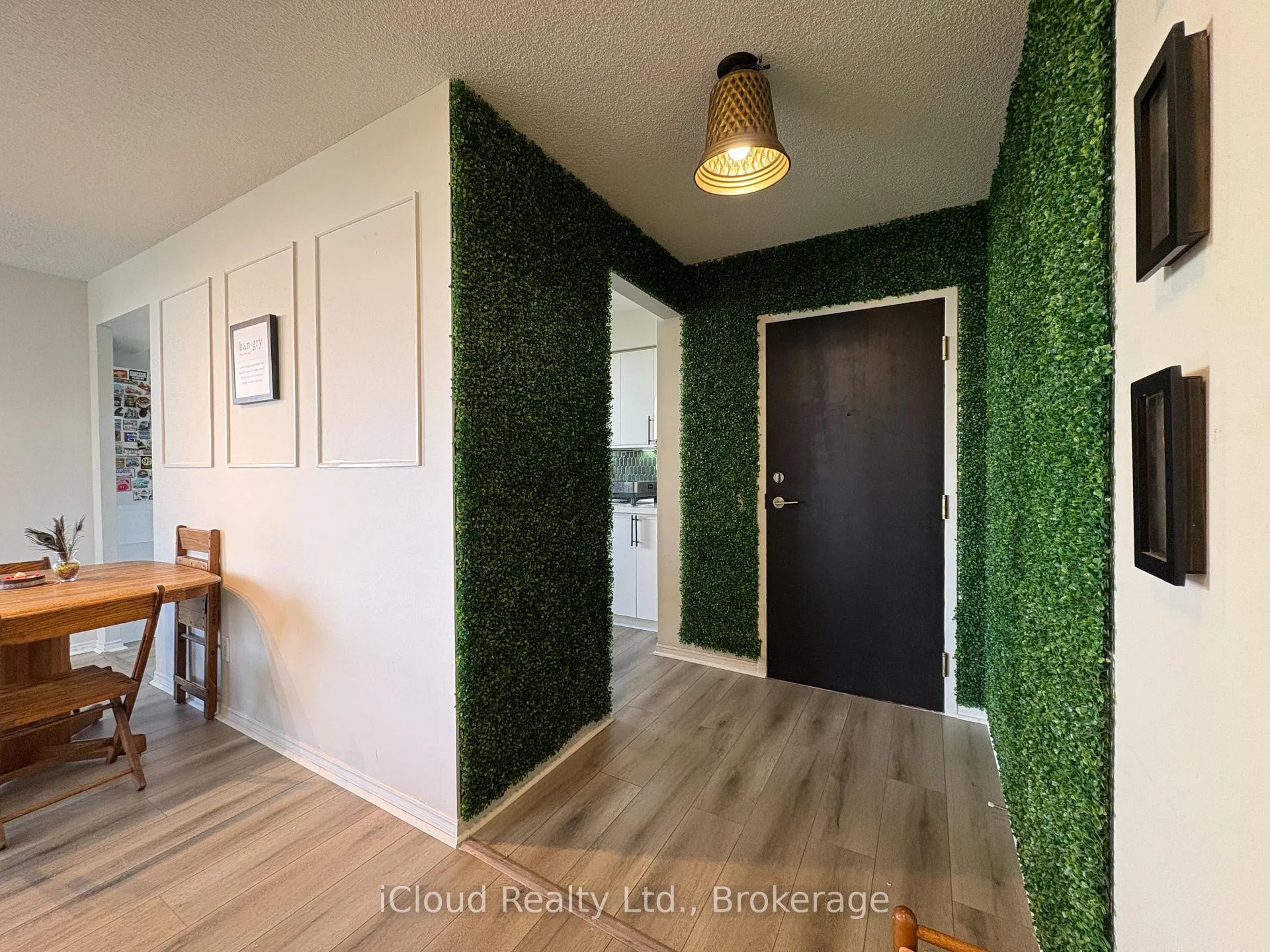 Photo 5 of Unit 710, 91 Townsgate Drive, Vaughan, Crestwood-Springfarm-Yorkhill — HOMEH