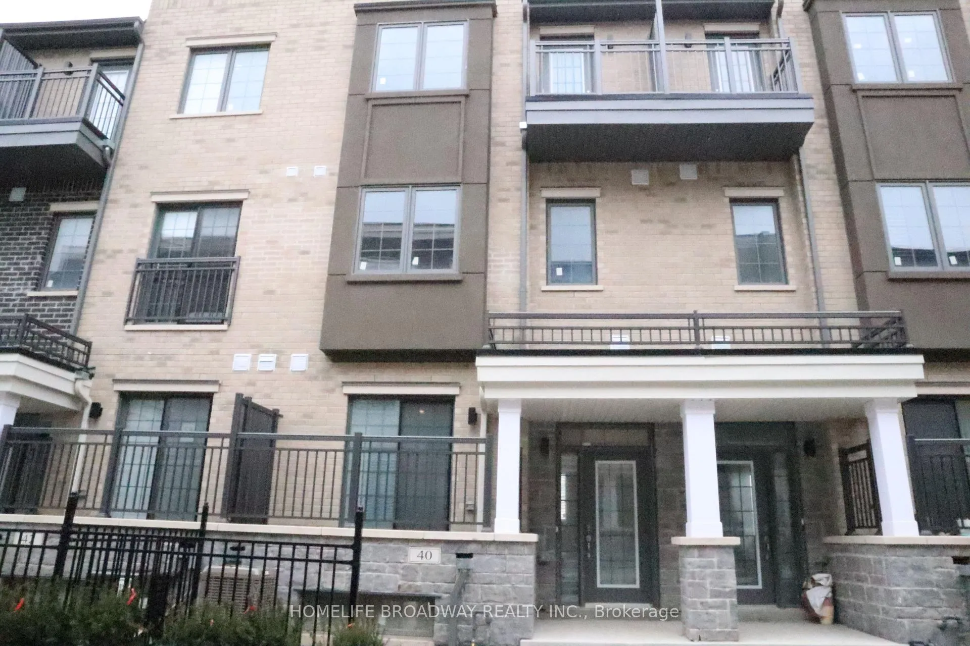 Photo 2 of 40 Clippers Crescent, Whitchurch-Stouffville, Stouffville — HOMEH
