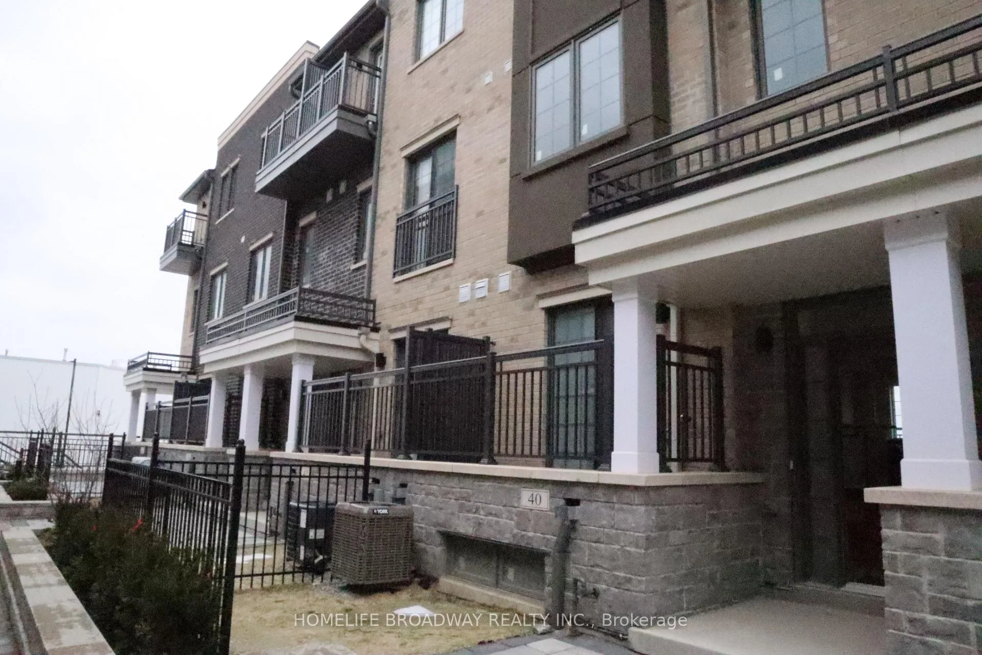 Photo 3 of 40 Clippers Crescent, Whitchurch-Stouffville, Stouffville — HOMEH