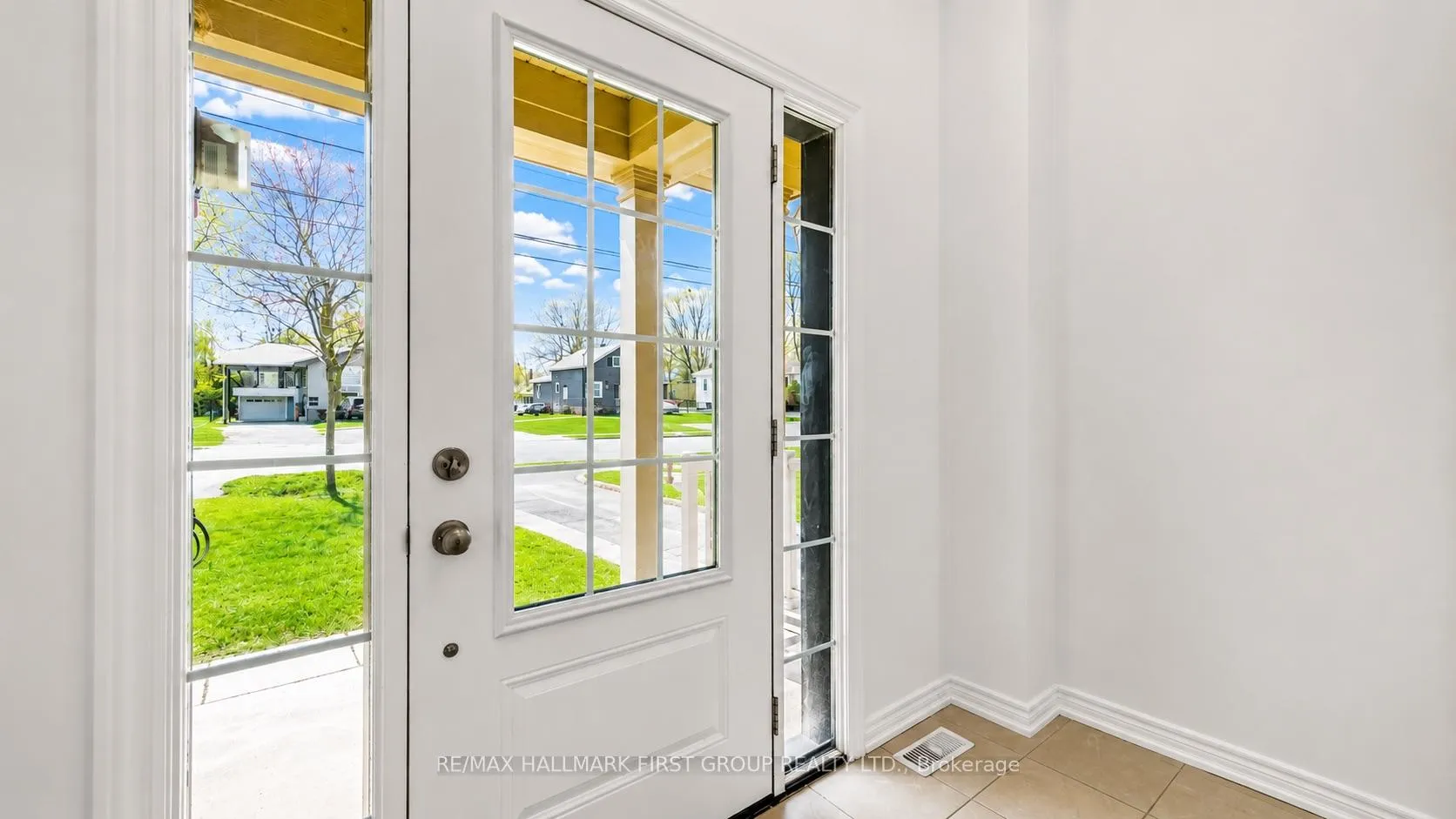 Photo 3 of 322 East Street, Orillia — HOMEH
