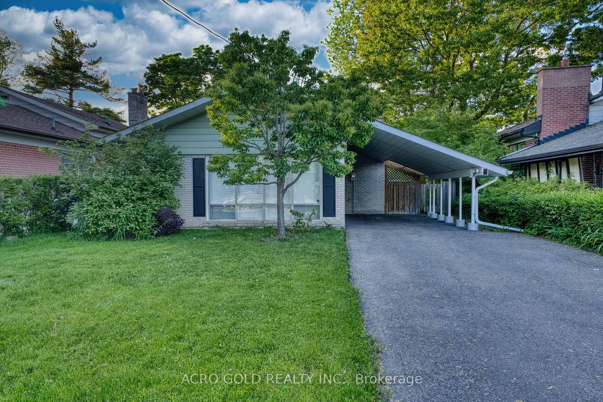 Photo 2 of 10 Kennebec Crescent, Etobicoke, Rexdale-Kipling — HOMEH
