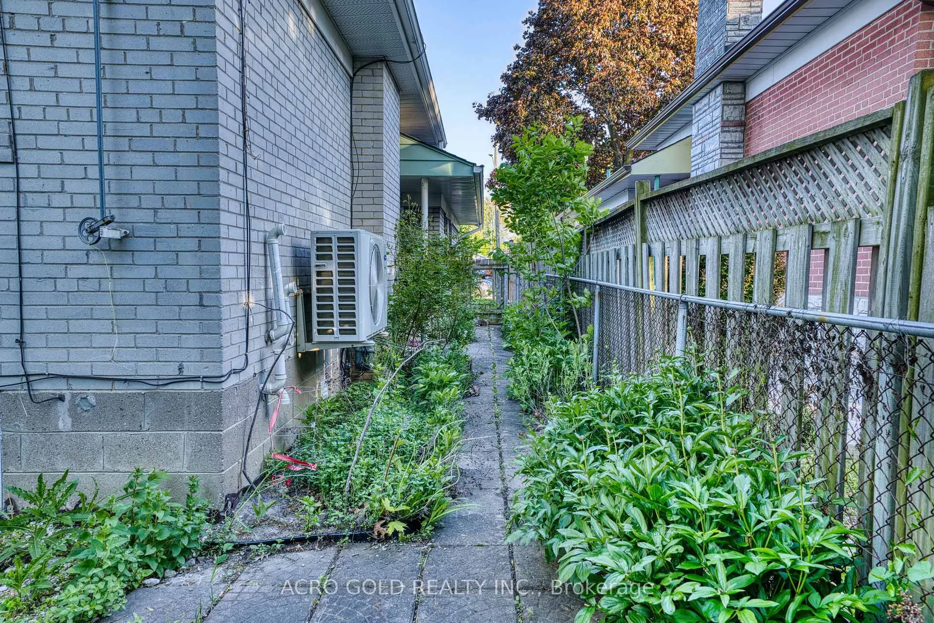 Photo 6 of 10 Kennebec Crescent, Etobicoke, Rexdale-Kipling — HOMEH