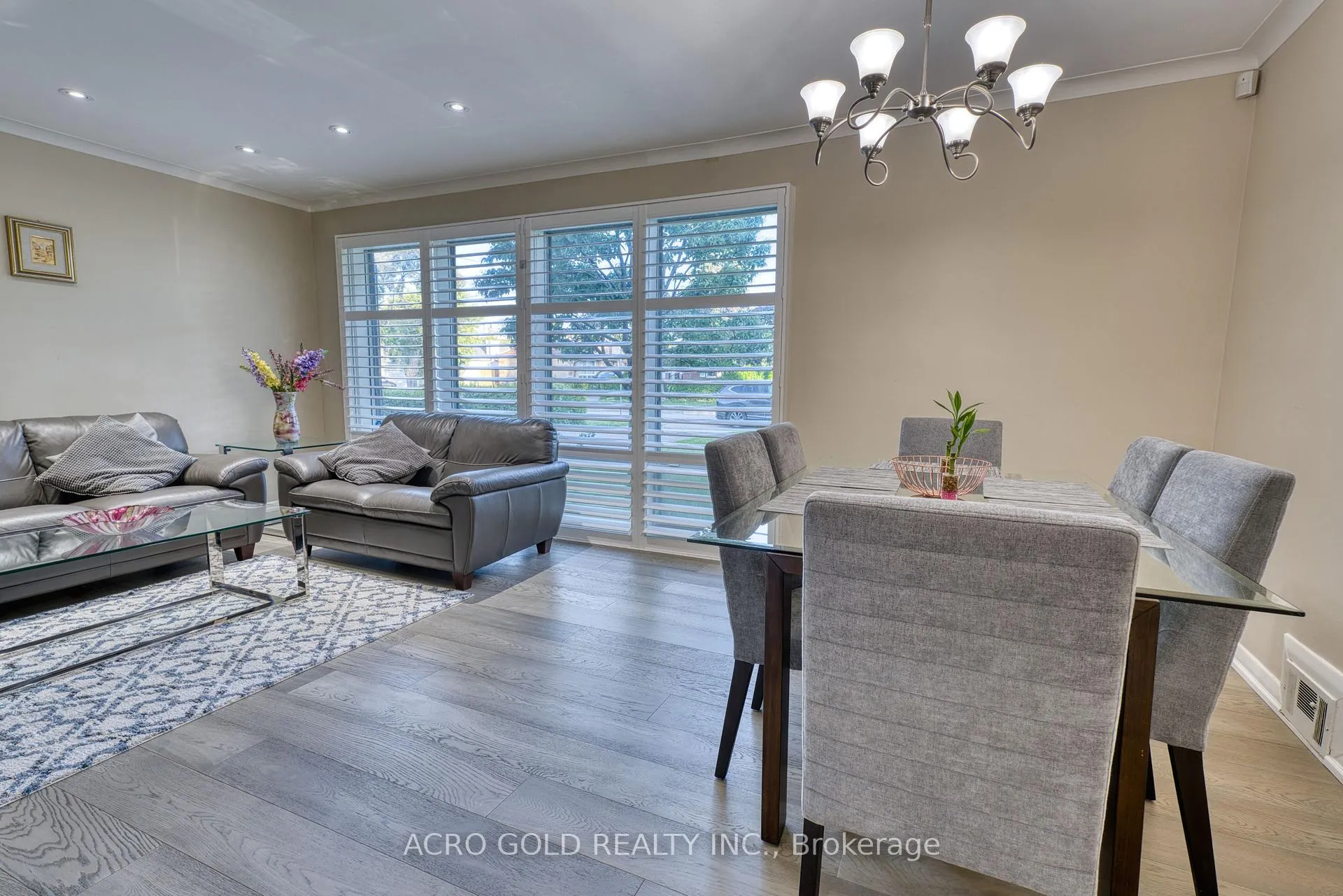 Photo 13 of 10 Kennebec Crescent, Etobicoke, Rexdale-Kipling — HOMEH