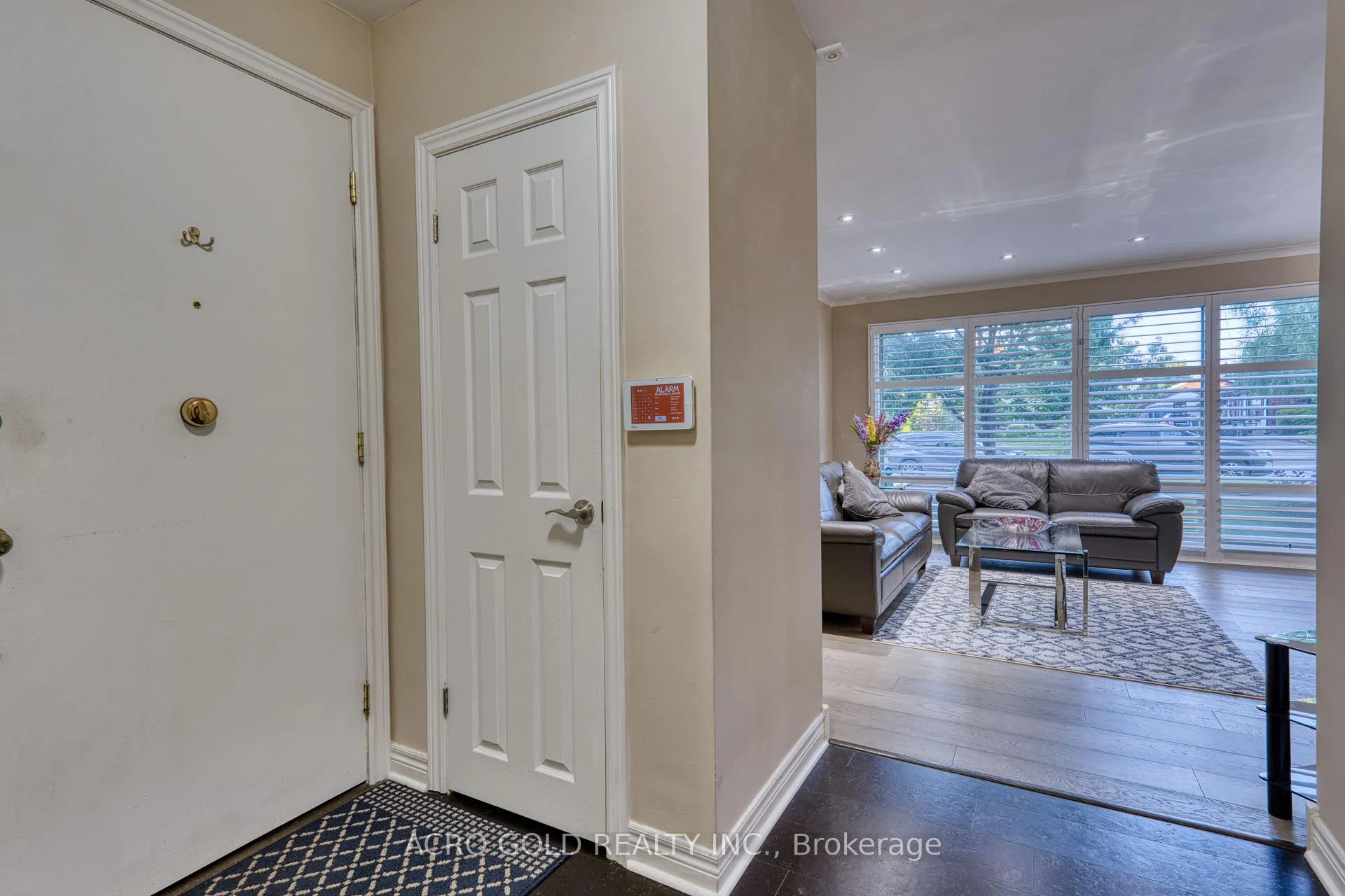 Photo 26 of 10 Kennebec Crescent, Etobicoke, Rexdale-Kipling — HOMEH