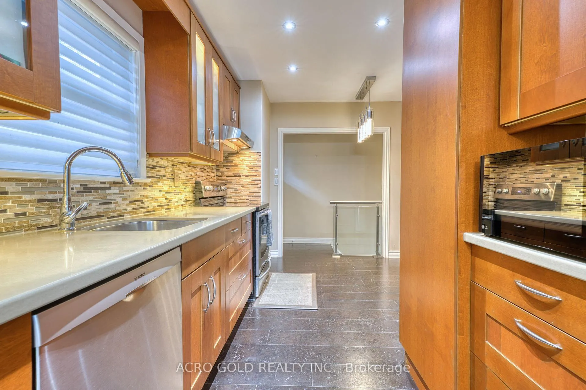 Photo 31 of 10 Kennebec Crescent, Etobicoke, Rexdale-Kipling — HOMEH