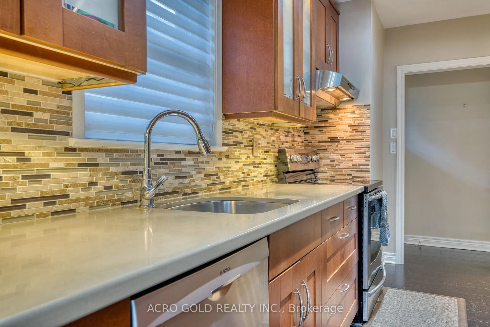 Photo 32 of 10 Kennebec Crescent, Etobicoke, Rexdale-Kipling — HOMEH