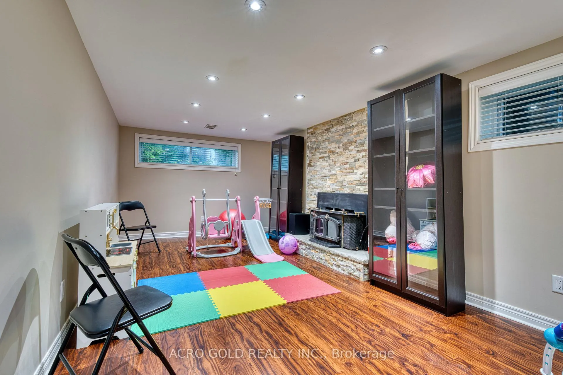Photo 38 of 10 Kennebec Crescent, Etobicoke, Rexdale-Kipling — HOMEH