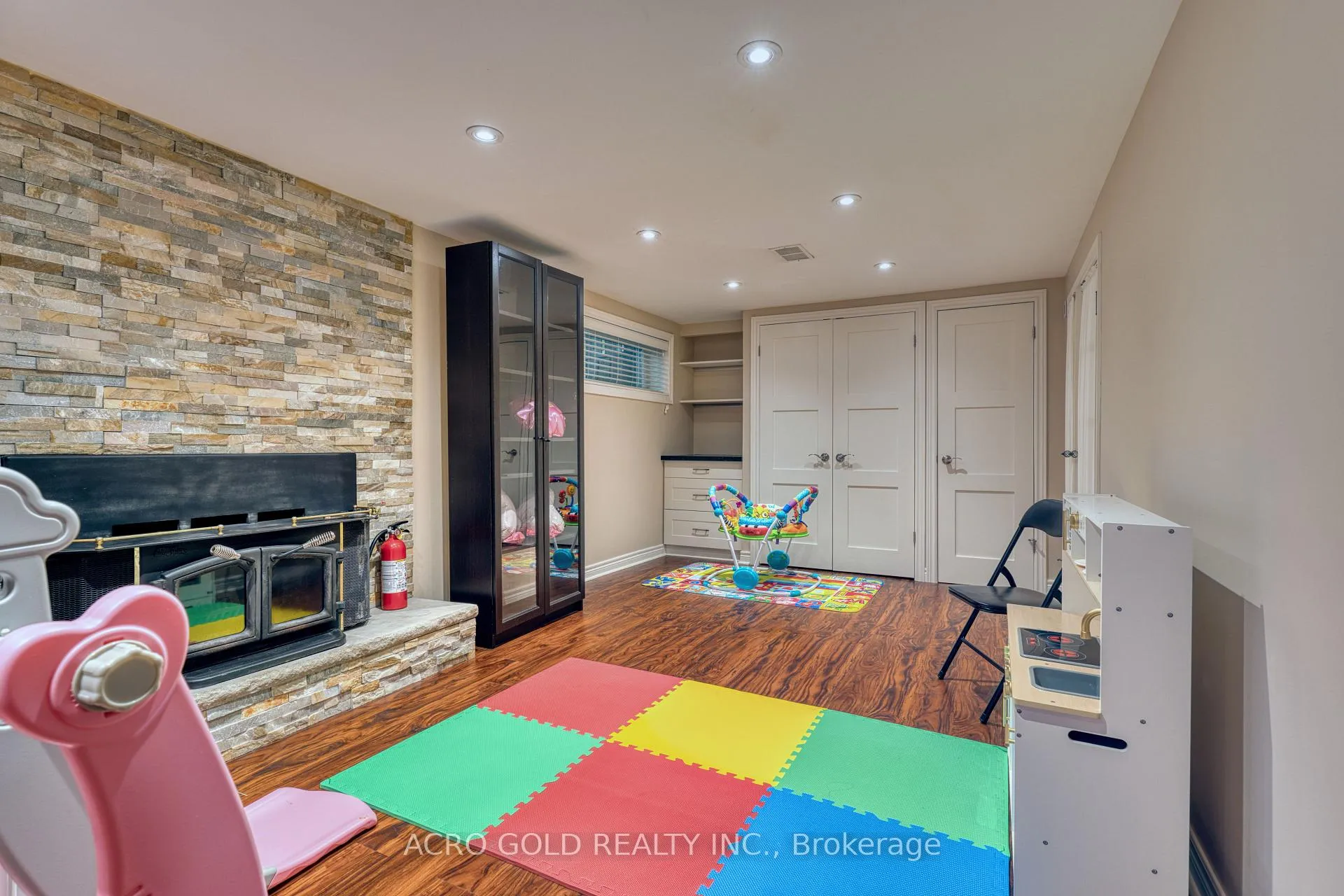 Photo 39 of 10 Kennebec Crescent, Etobicoke, Rexdale-Kipling — HOMEH