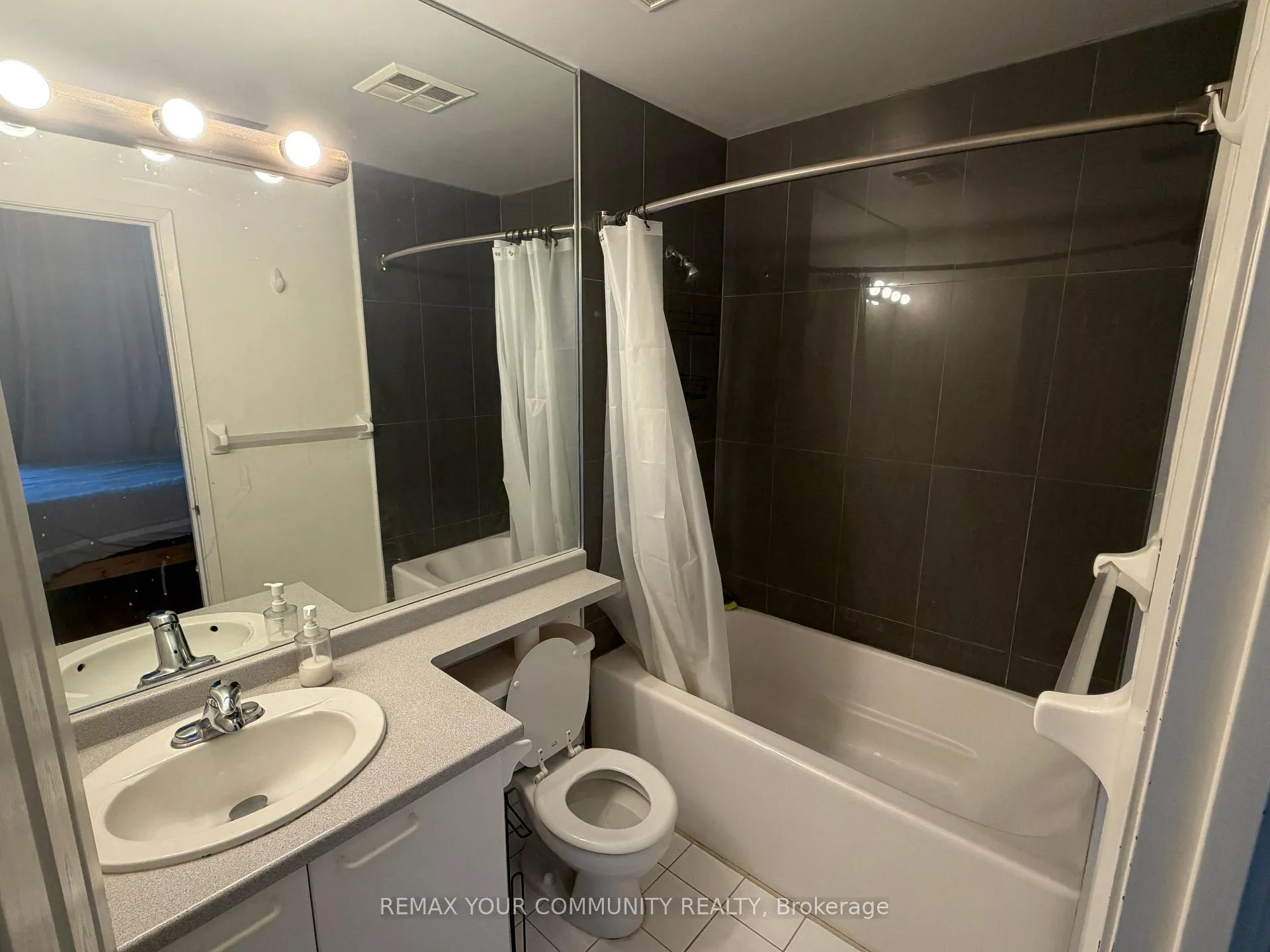 Photo 9 of Unit 705, 8 Wellesley Street E, Toronto, Church-Yonge Corridor — HOMEH