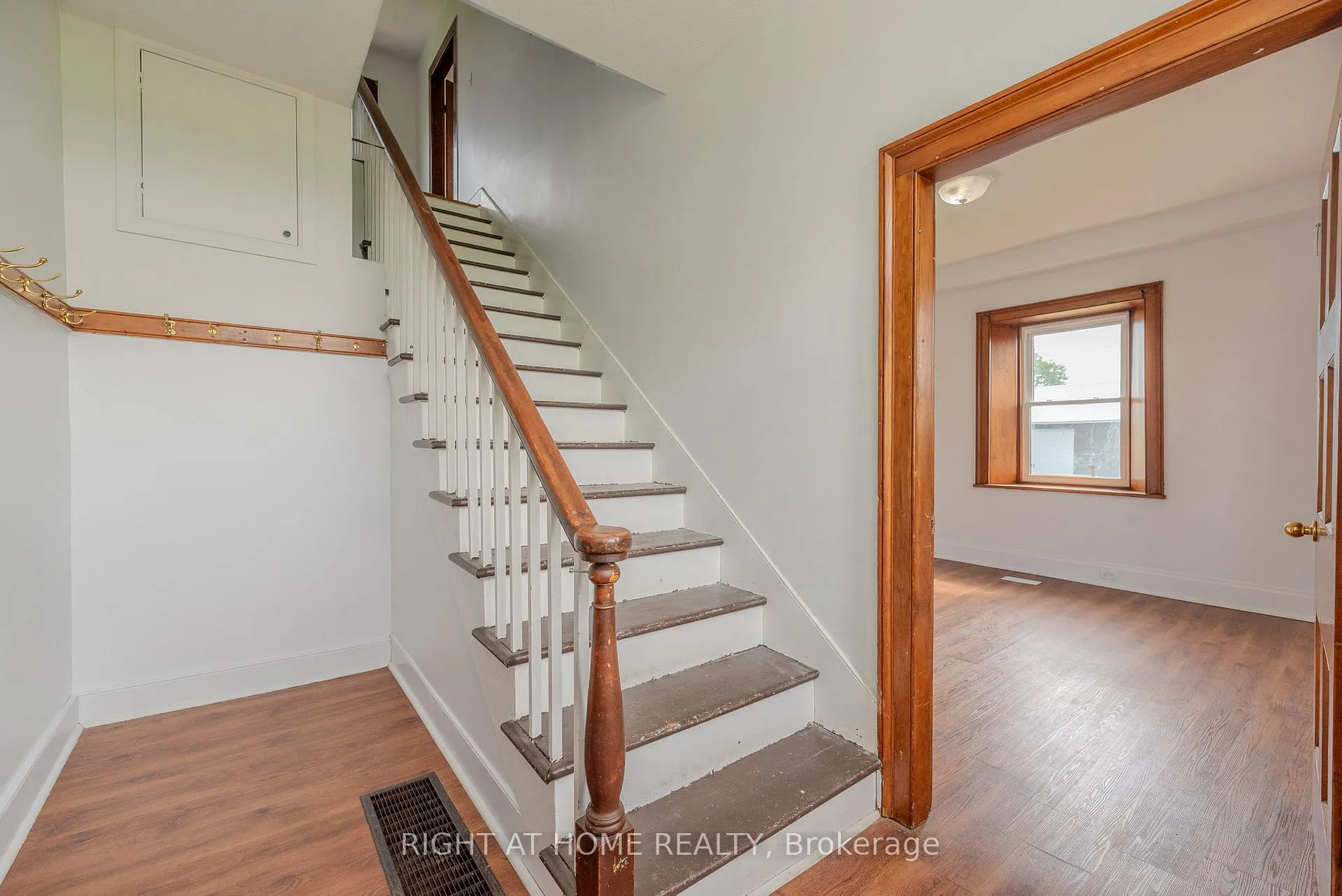 Photo 2 of 919 Safari Road, Hamilton, Rural Flamborough — HOMEH