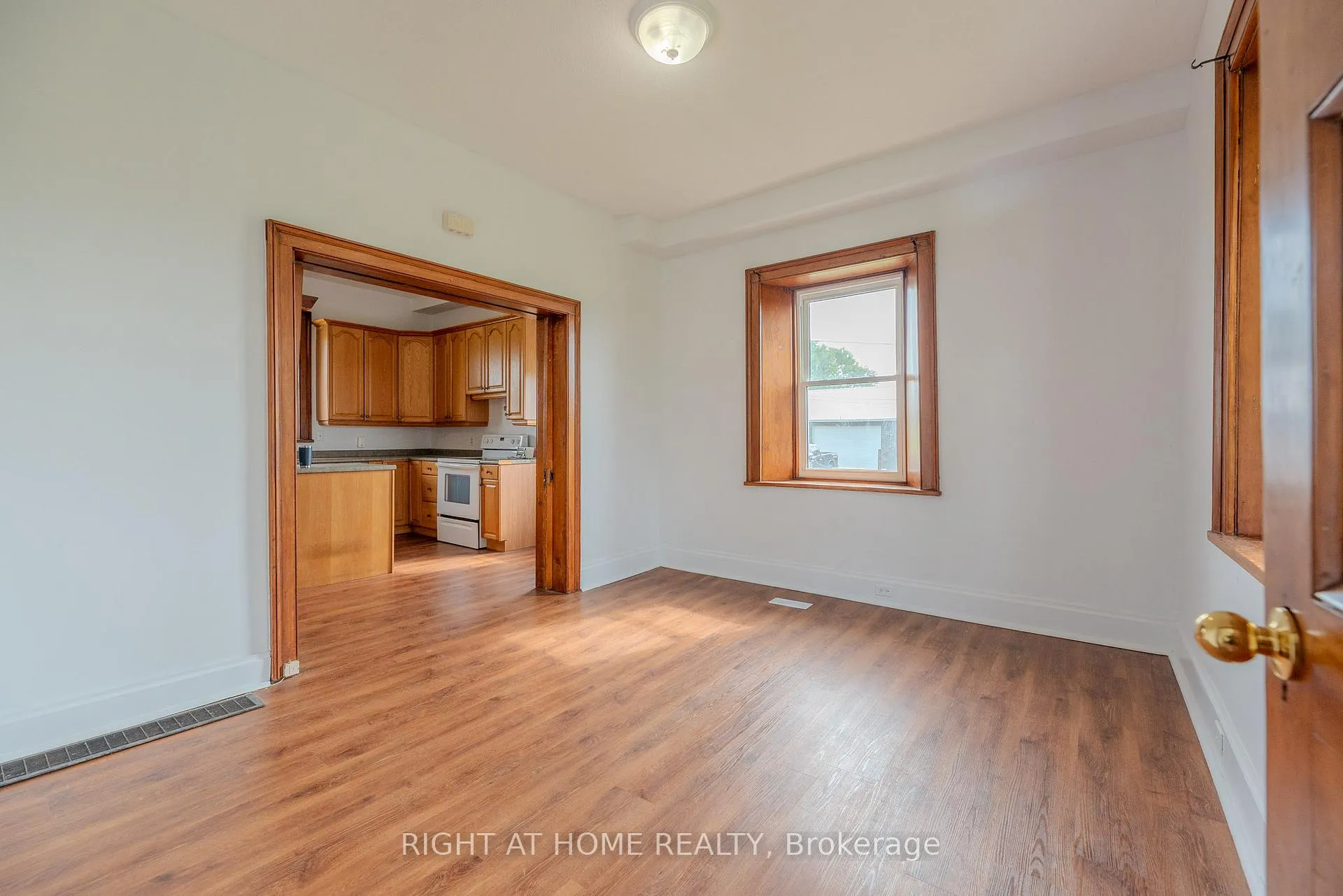 Photo 3 of 919 Safari Road, Hamilton, Rural Flamborough — HOMEH