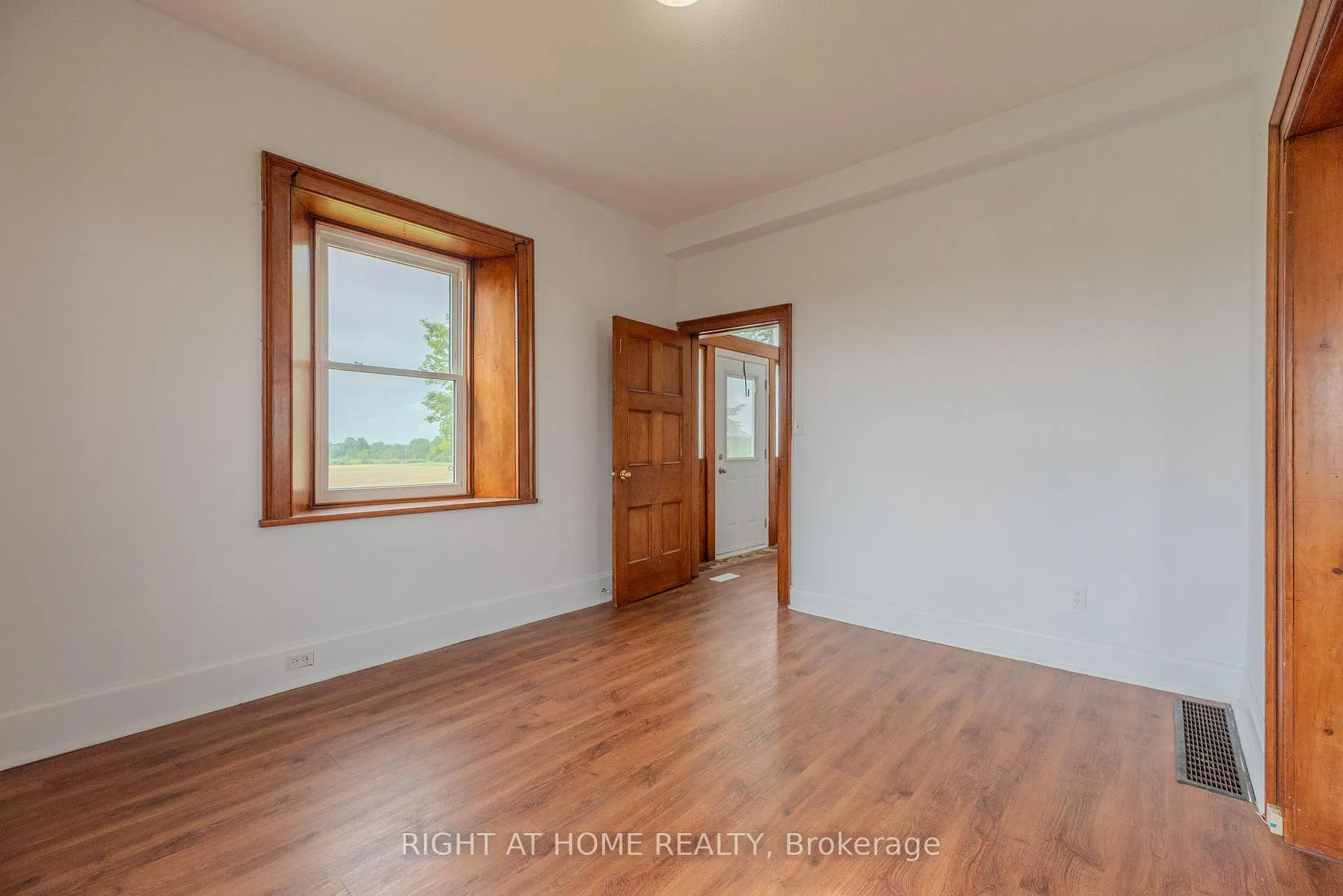 Photo 4 of 919 Safari Road, Hamilton, Rural Flamborough — HOMEH