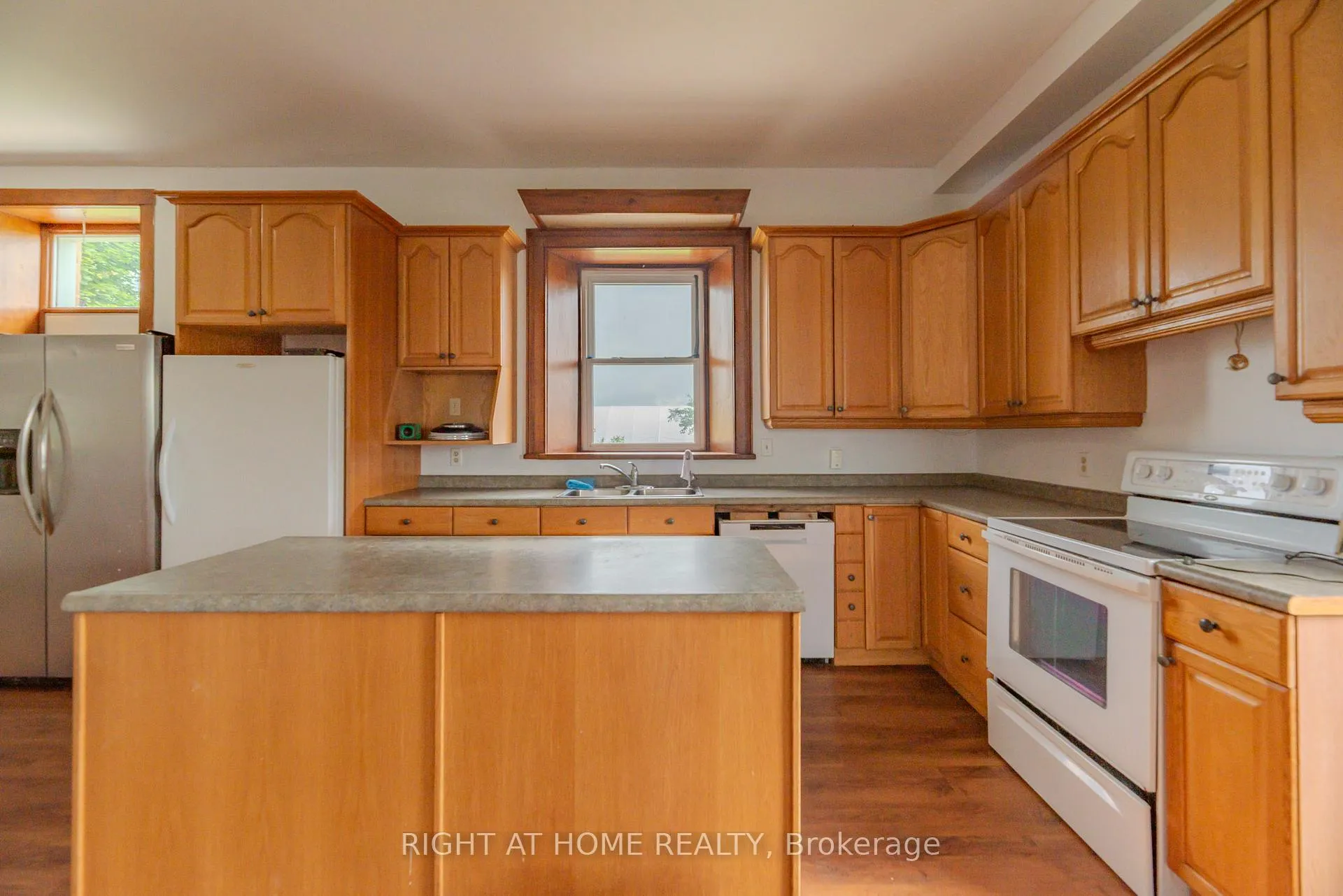 Photo 5 of 919 Safari Road, Hamilton, Rural Flamborough — HOMEH