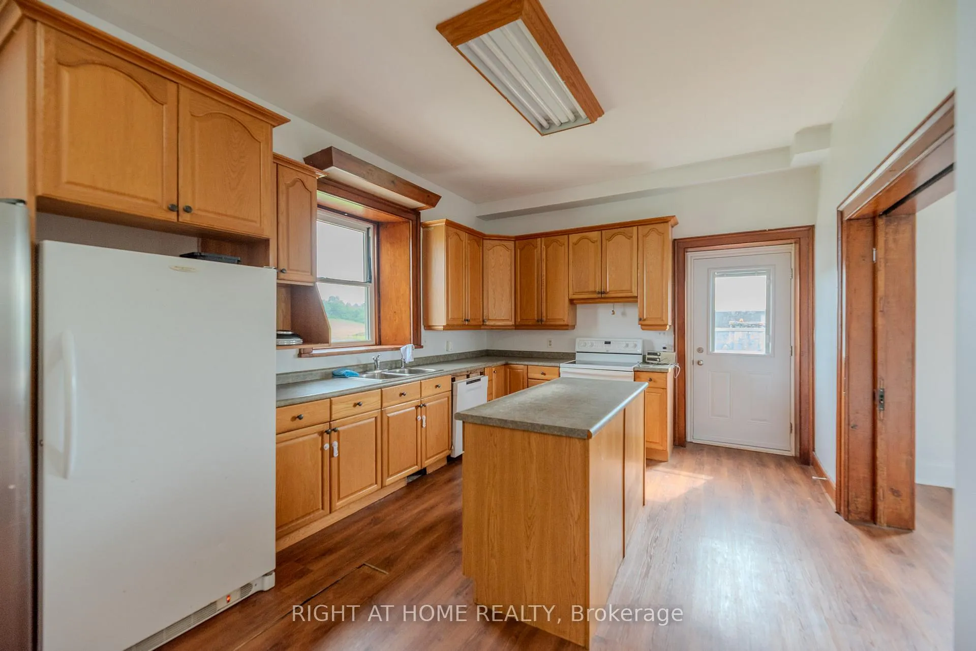 Photo 6 of 919 Safari Road, Hamilton, Rural Flamborough — HOMEH