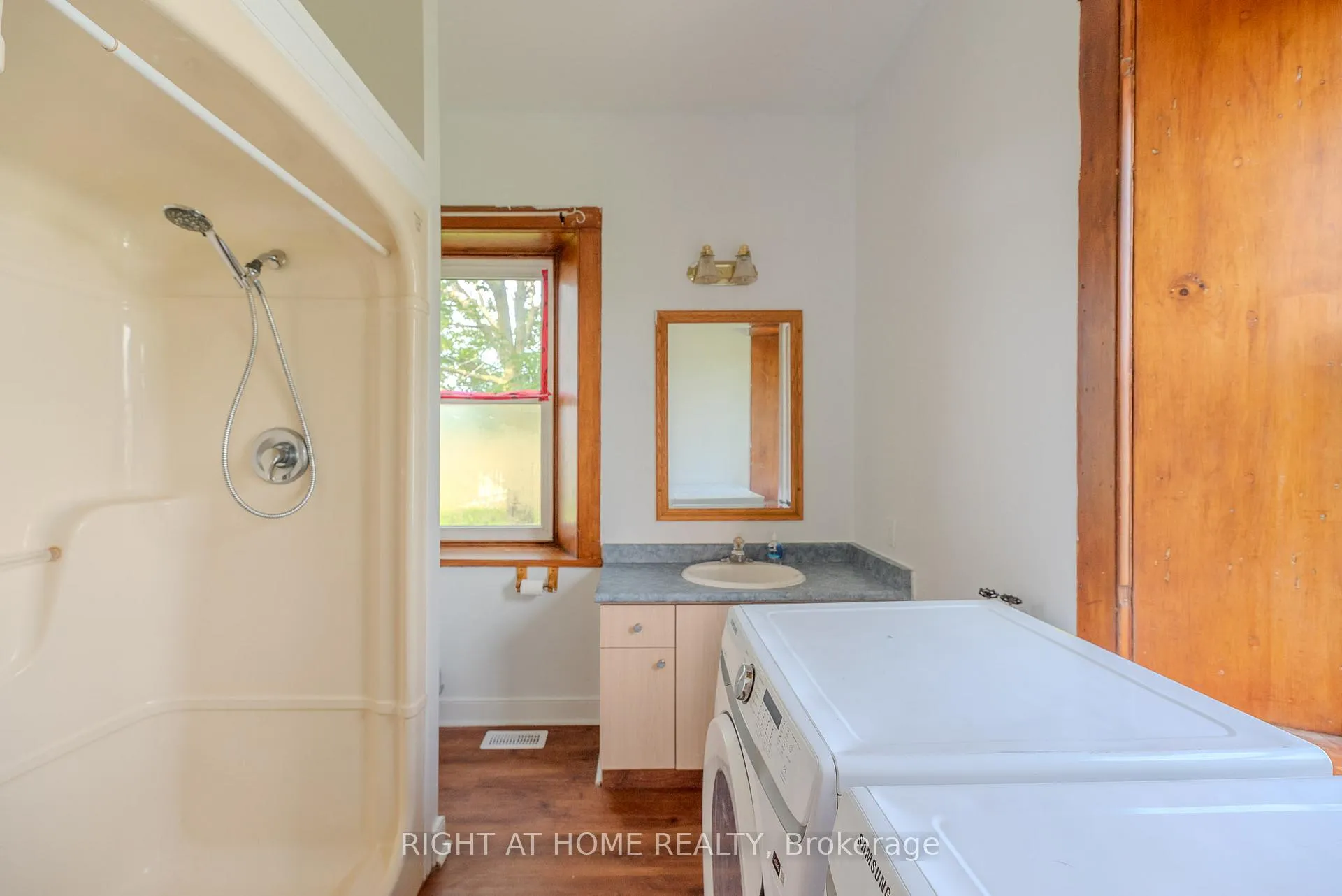 Photo 8 of 919 Safari Road, Hamilton, Rural Flamborough — HOMEH