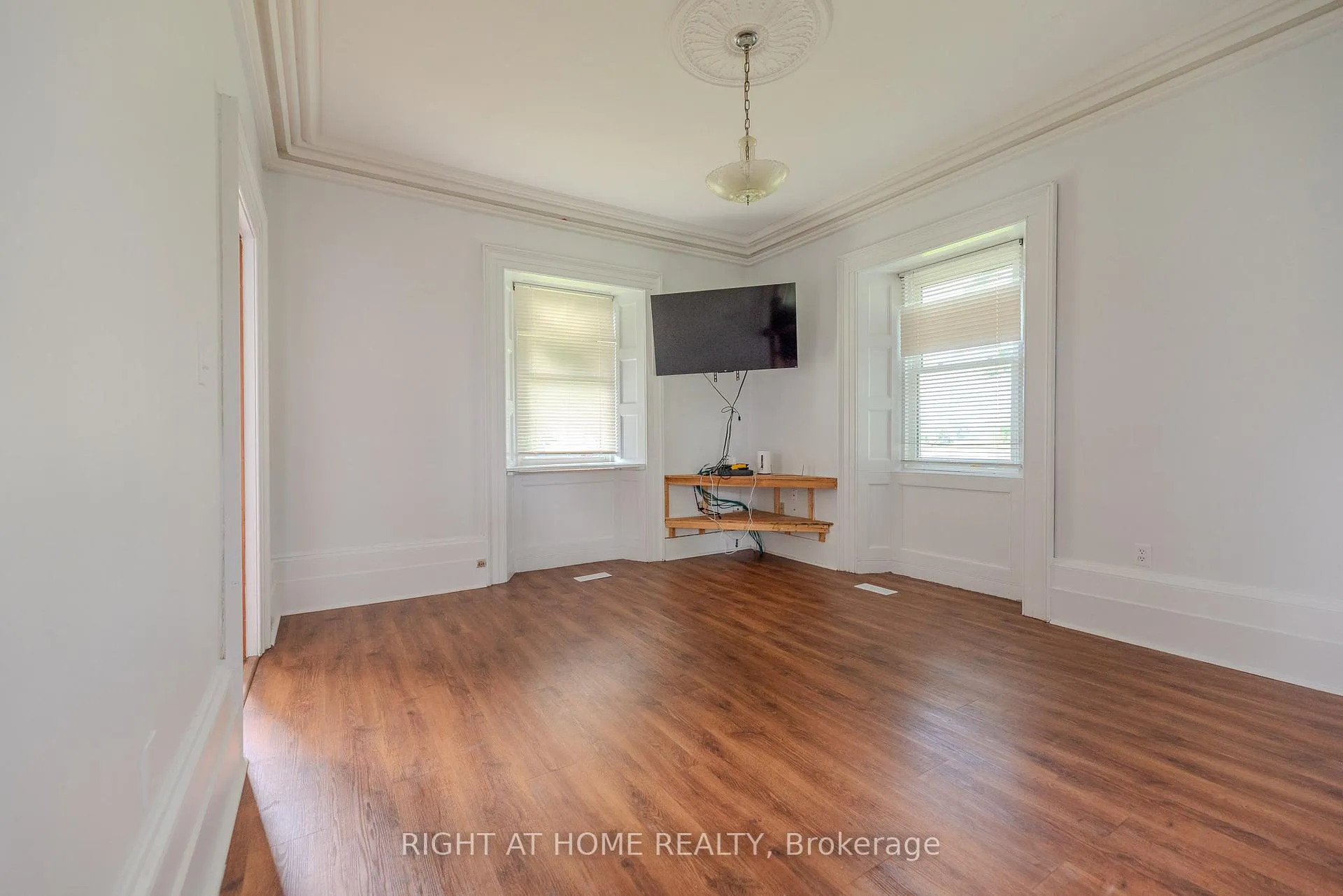 Photo 9 of 919 Safari Road, Hamilton, Rural Flamborough — HOMEH