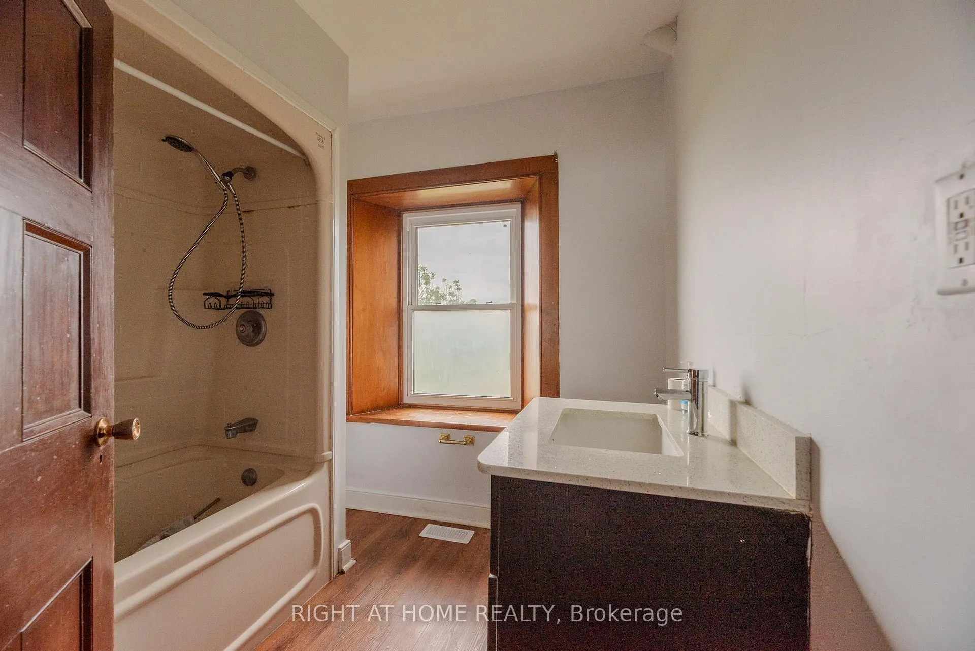 Photo 19 of 919 Safari Road, Hamilton, Rural Flamborough — HOMEH