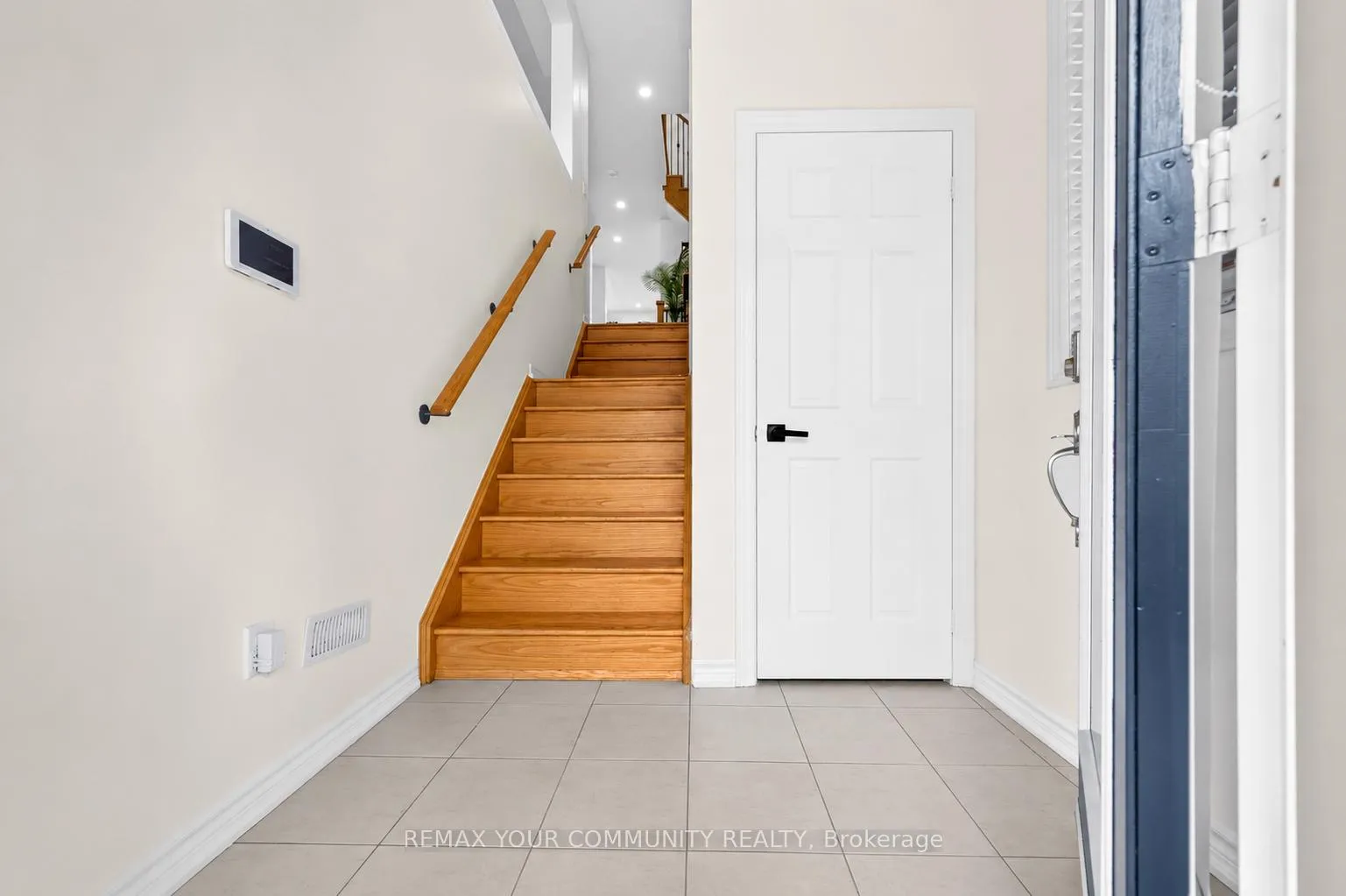 Photo 4 of 108 Sunset Terrace, Vaughan, Vellore Village — HOMEH