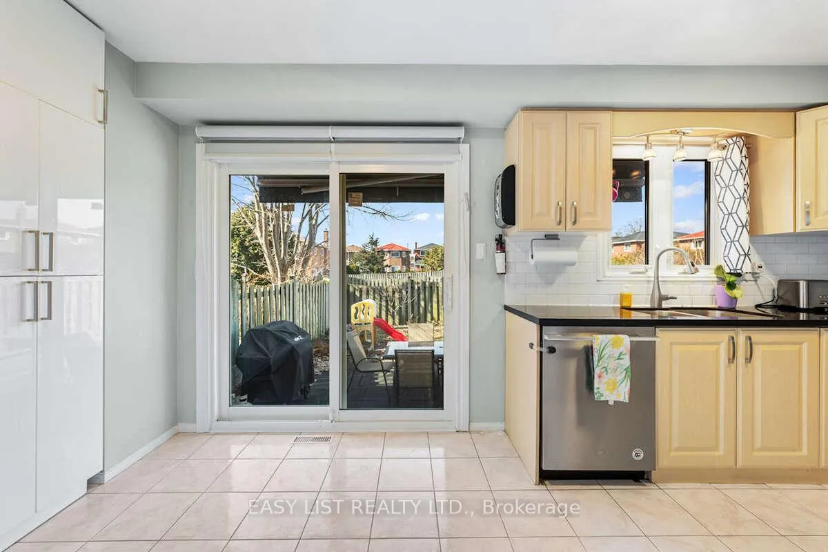 Photo 7 of 109 Whitney Place, Vaughan, Lakeview Estates — HOMEH