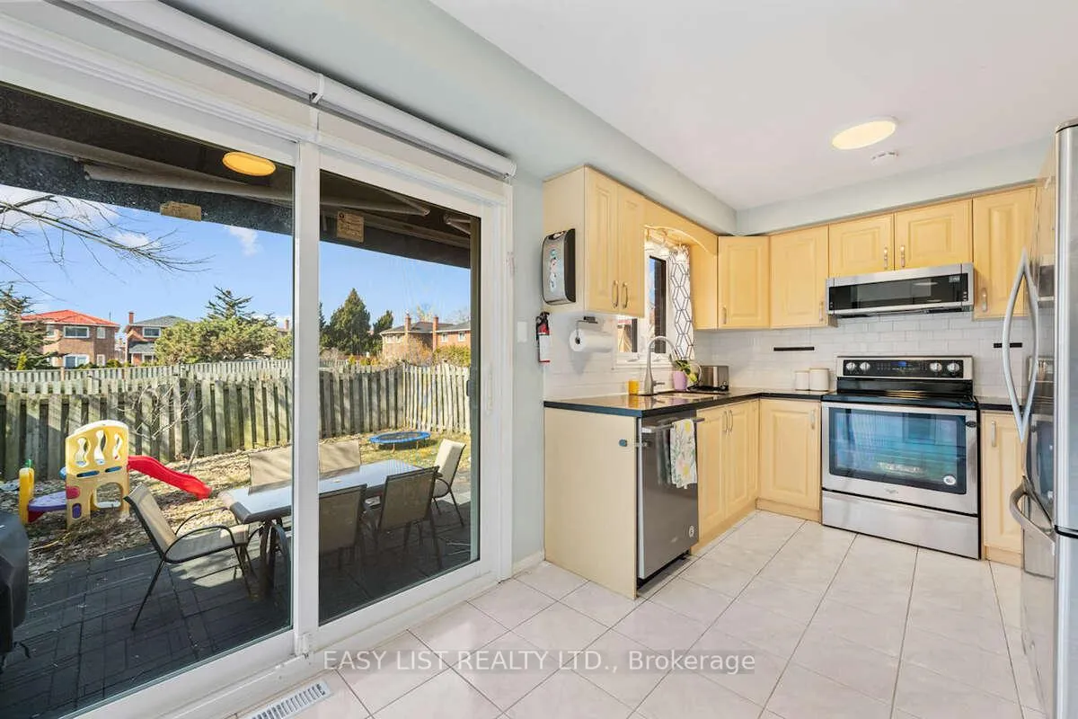 Photo 10 of 109 Whitney Place, Vaughan, Lakeview Estates — HOMEH