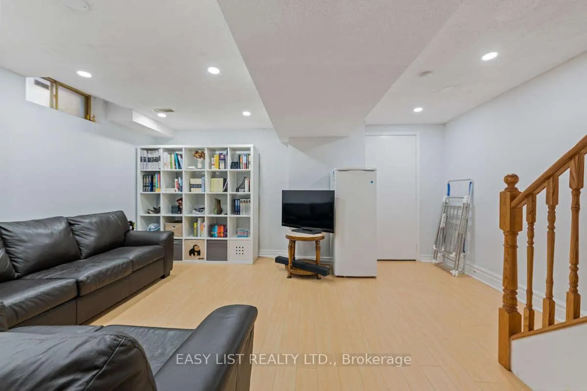 Photo 14 of 109 Whitney Place, Vaughan, Lakeview Estates — HOMEH