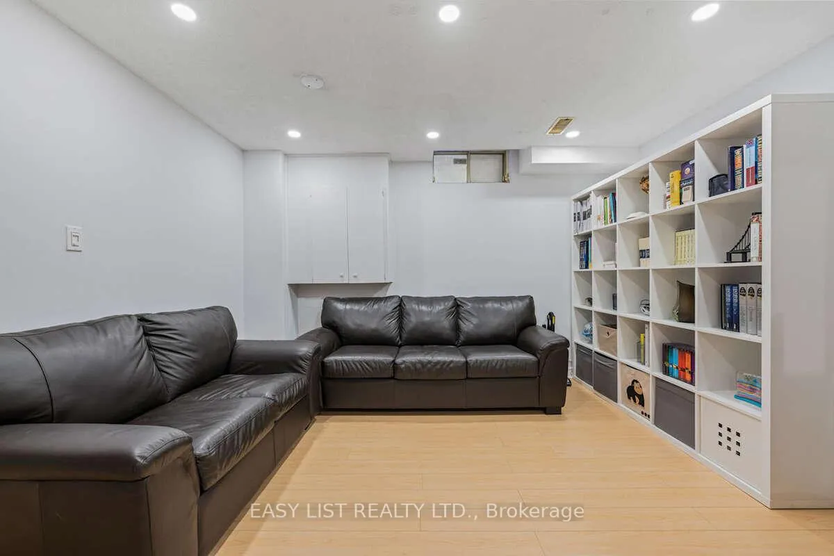Photo 15 of 109 Whitney Place, Vaughan, Lakeview Estates — HOMEH